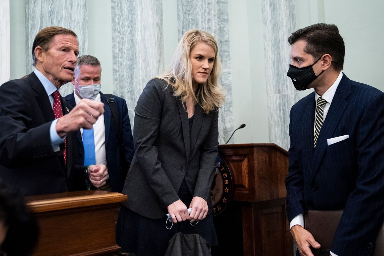 Cuu nhan vien phoi bay su that ve Facebook anh 1