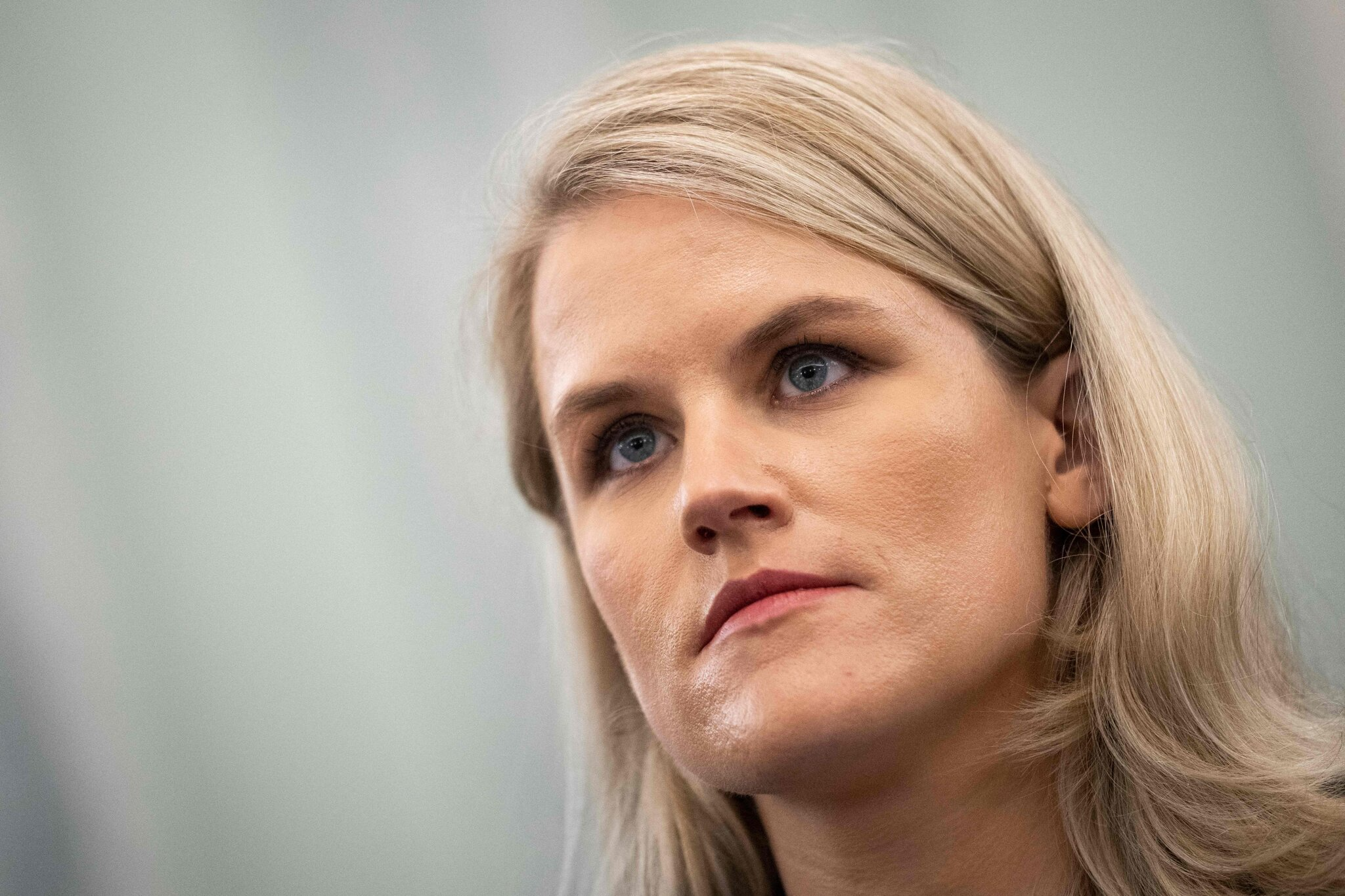 Cuu nhan vien Facebook dieu tran, to cao Mark Zuckerberg hinh anh