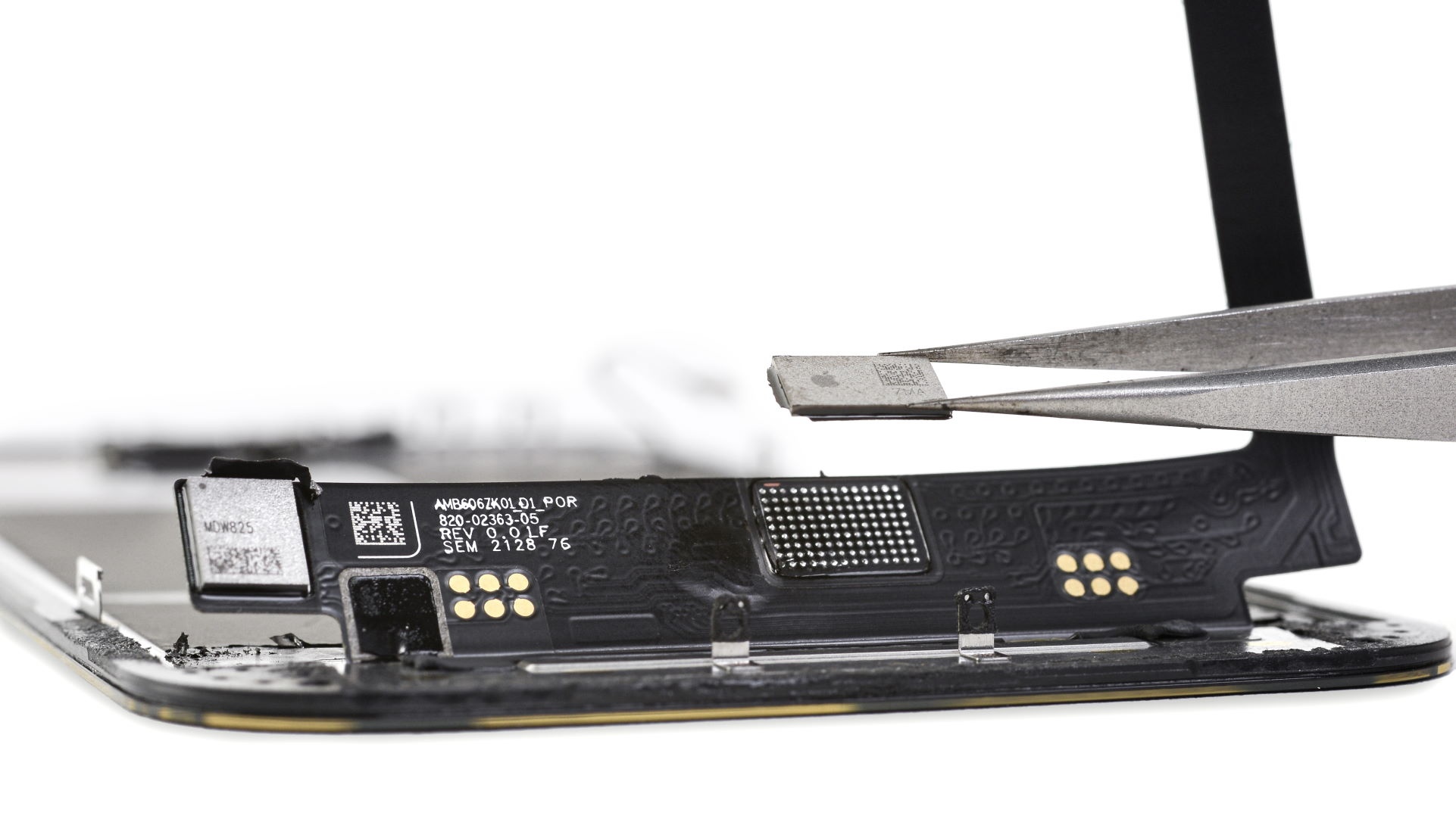 Con chip khien tho sua iPhone 13 gap kho anh 1