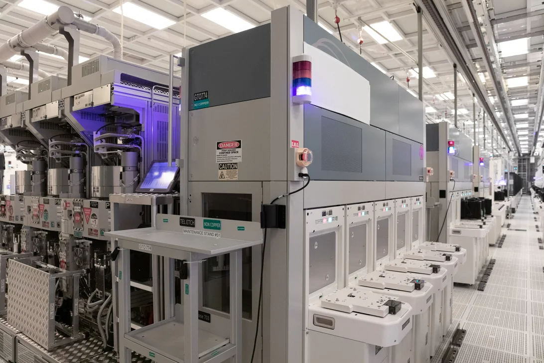 Ben trong nha may chip 7 ty USD cua Intel anh 17