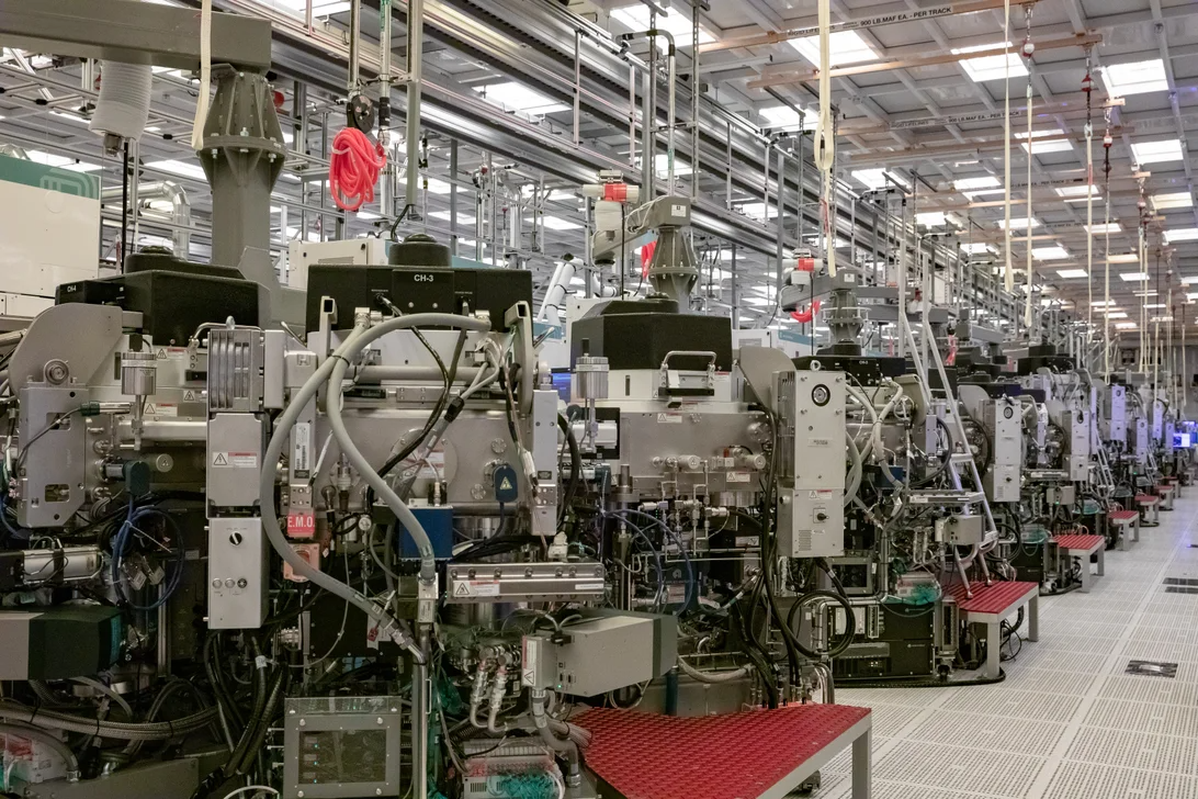 Ben trong nha may chip 7 ty USD cua Intel anh 18