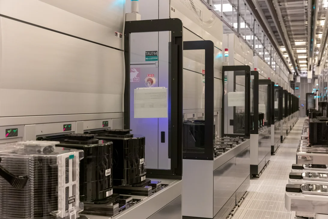 Ben trong nha may chip 7 ty USD cua Intel anh 19