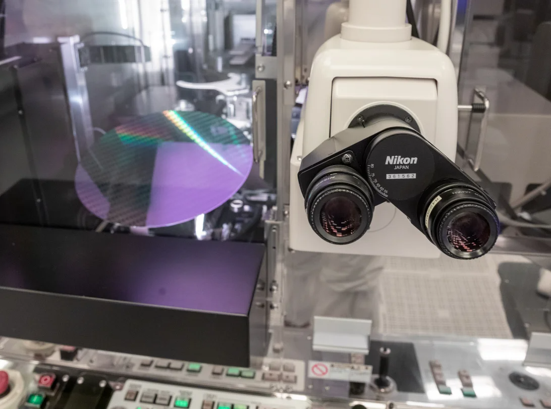 Ben trong nha may chip 7 ty USD cua Intel anh 21