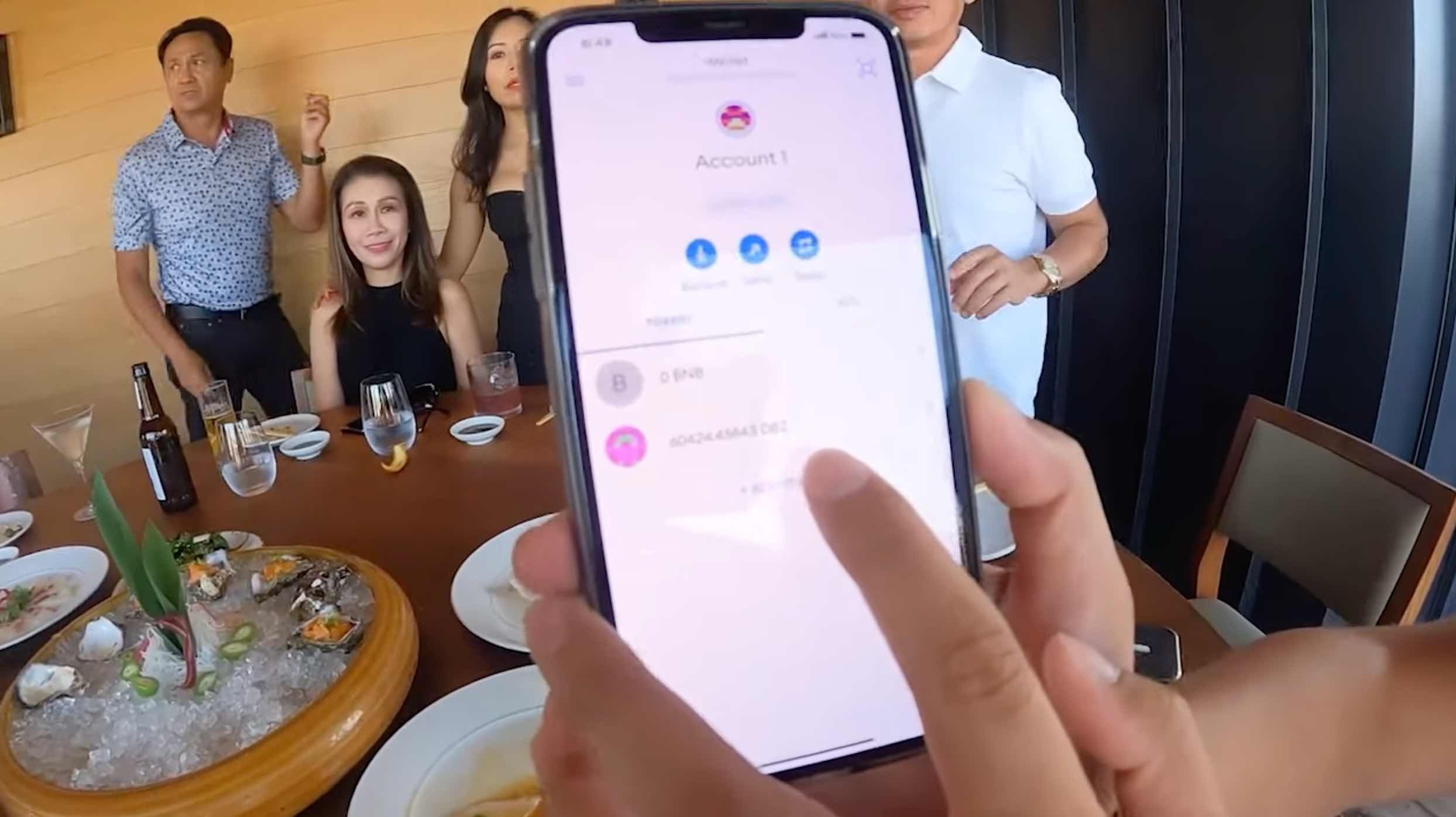 On ao giua Johnny Dang va Khoa Pug anh 1