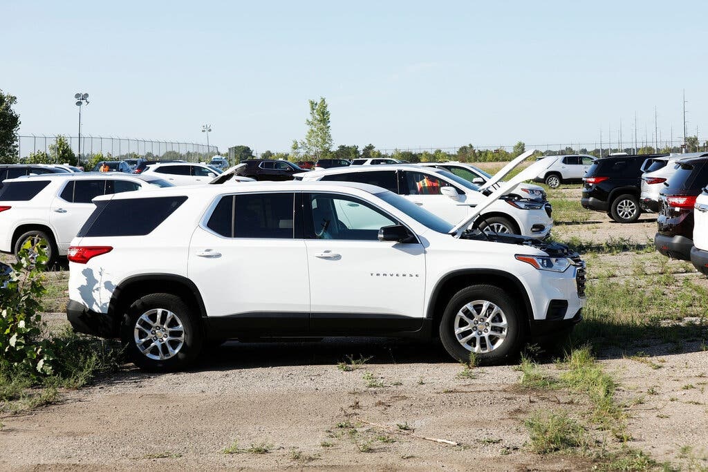 Di may bay hang tram km de mua xe hoi hinh anh