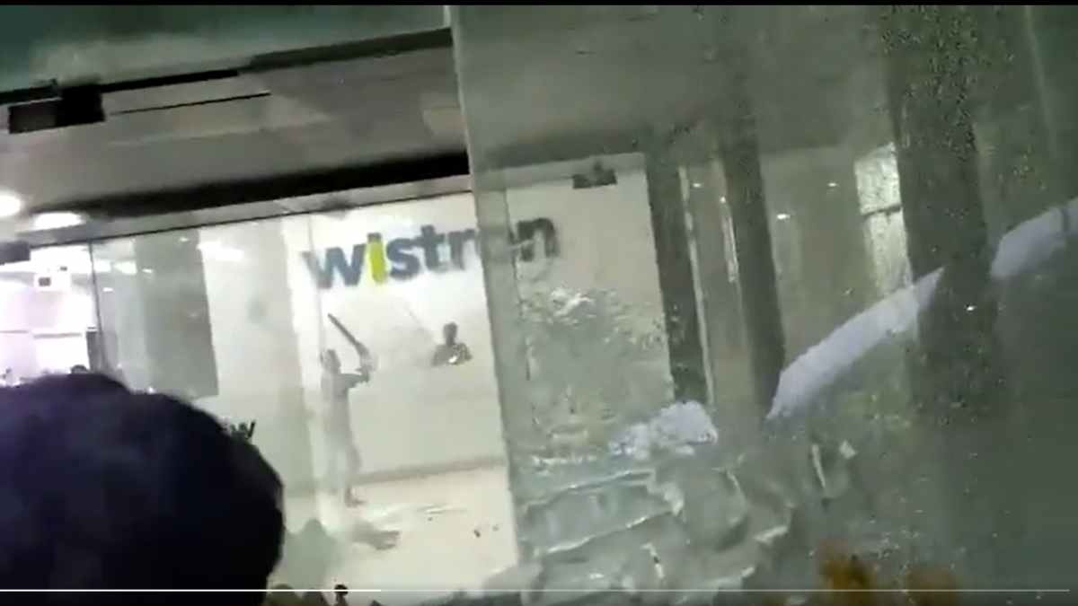 Goc khuat phia sau nha may iPhone tai An Do anh 4