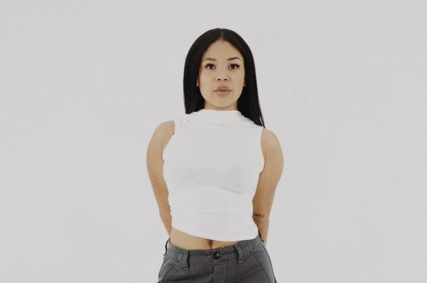 Co gai 24 tuoi kiem hon 300.000 USD nho ban NFT hinh anh