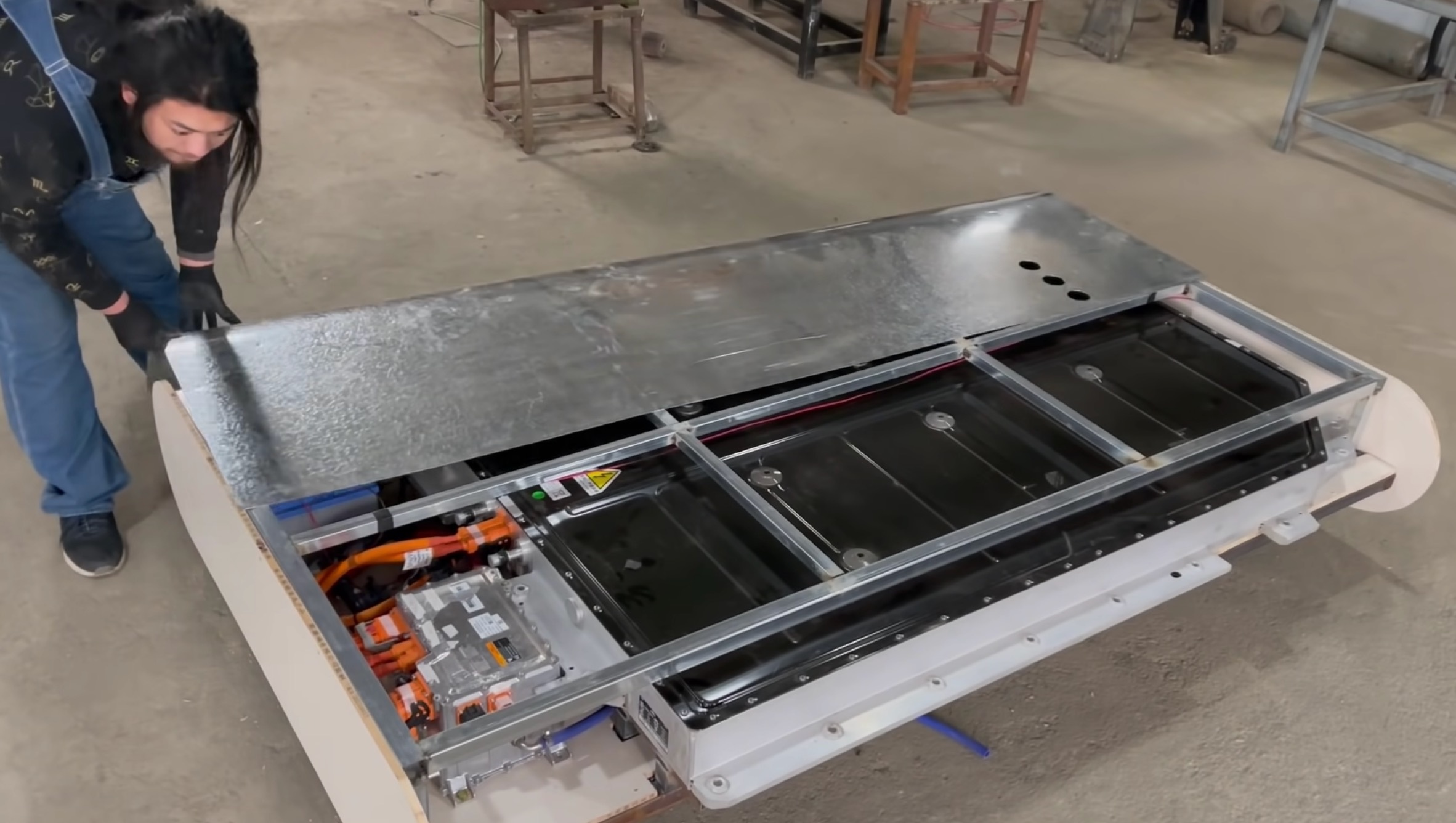 YouTuber che tao sac du phong 27 trieu mAh anh 3