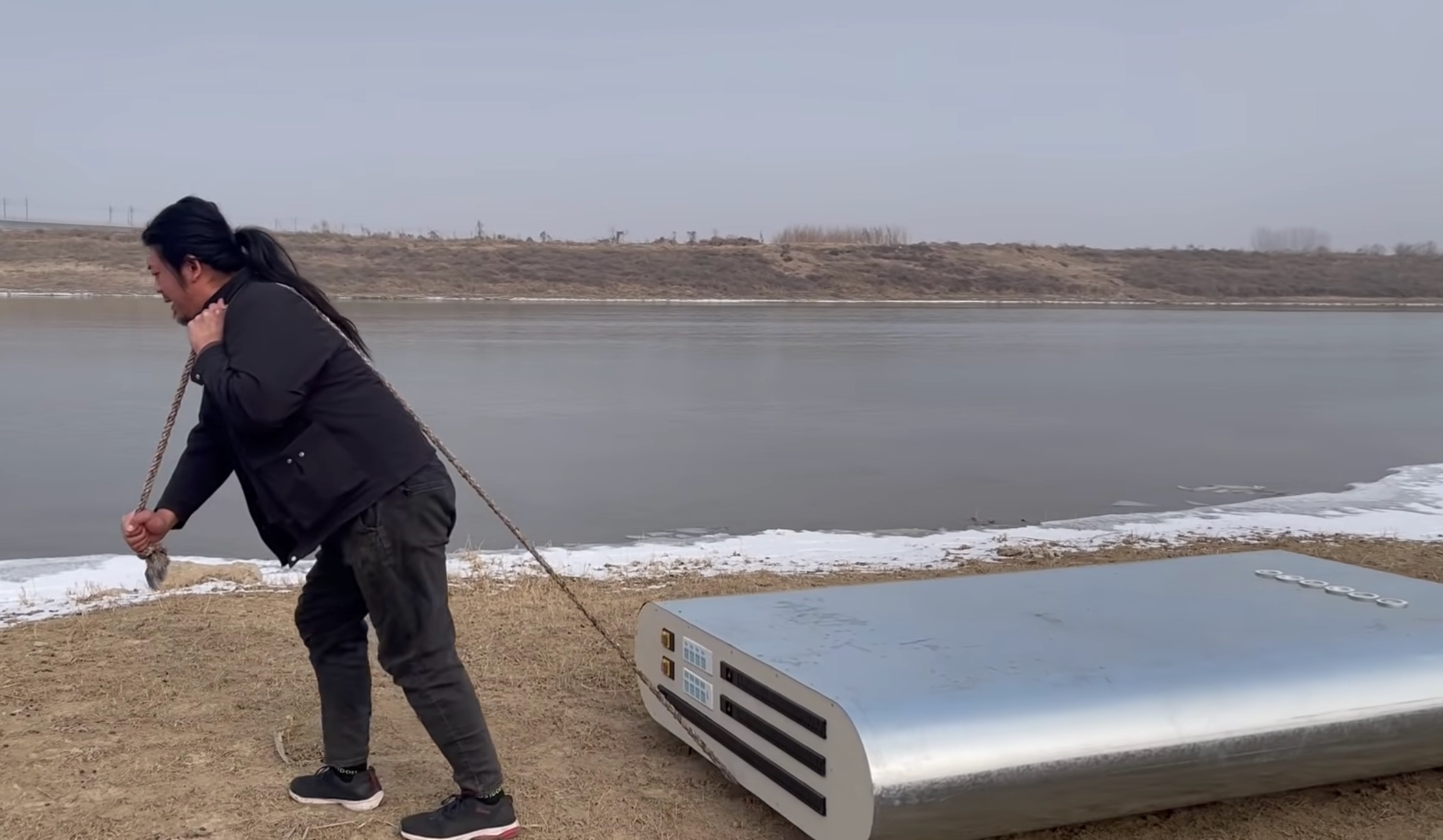 Thanh nien tu che sac du phong 27 trieu mAh, dai gan 2 m hinh anh