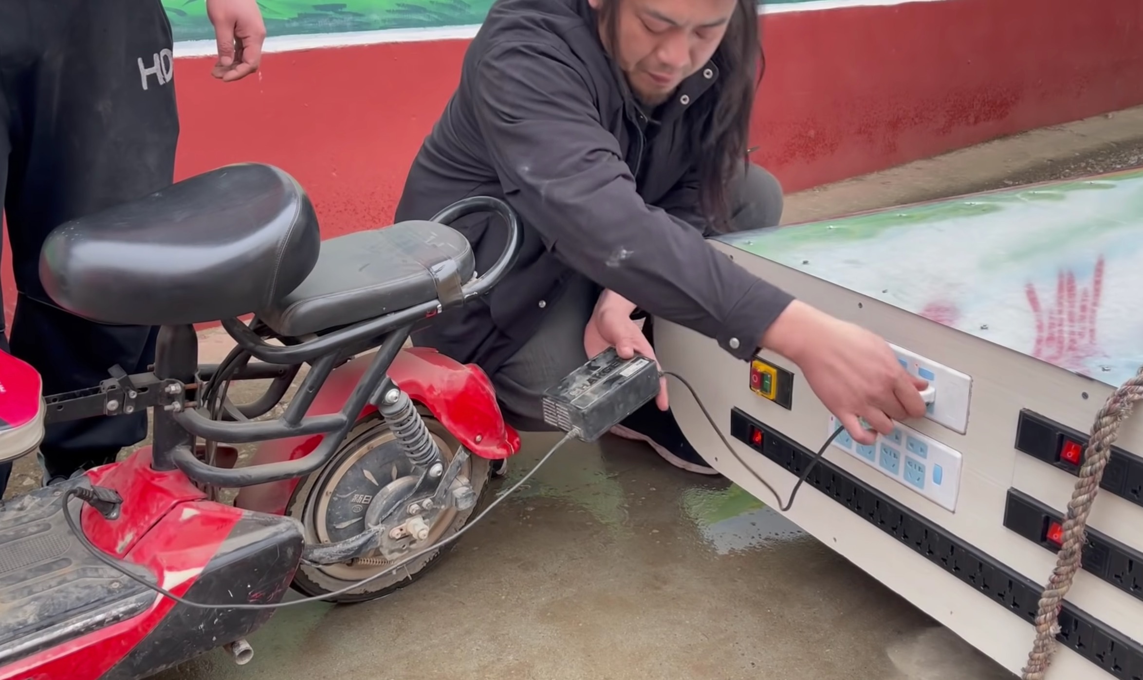 YouTuber che tao sac du phong 27 trieu mAh anh 7