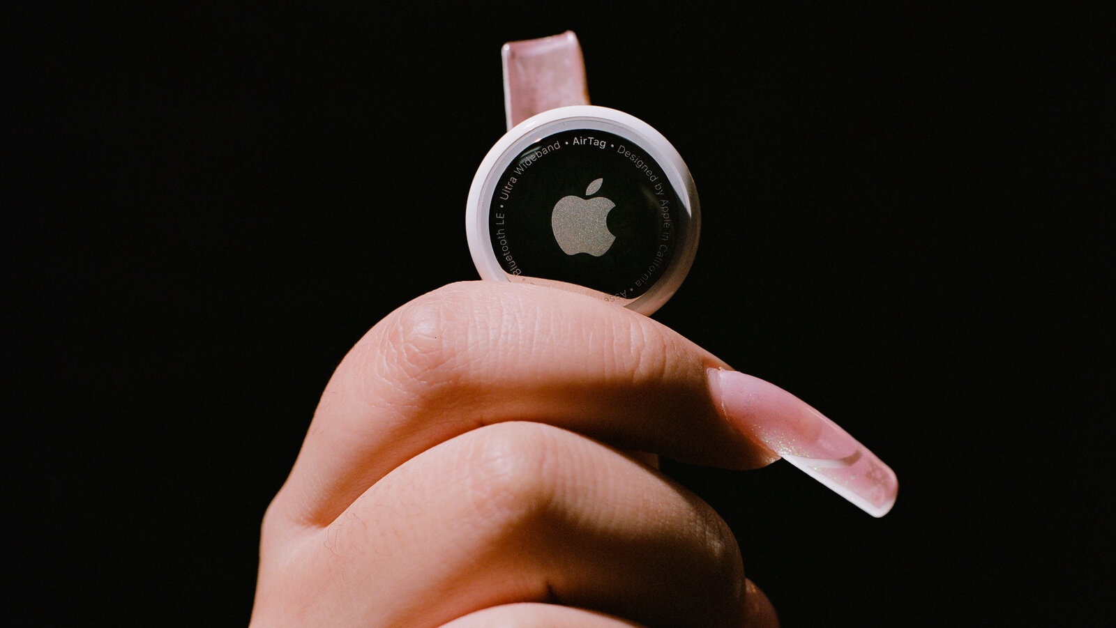 Phong vien dung AirTag de theo doi chong hinh anh