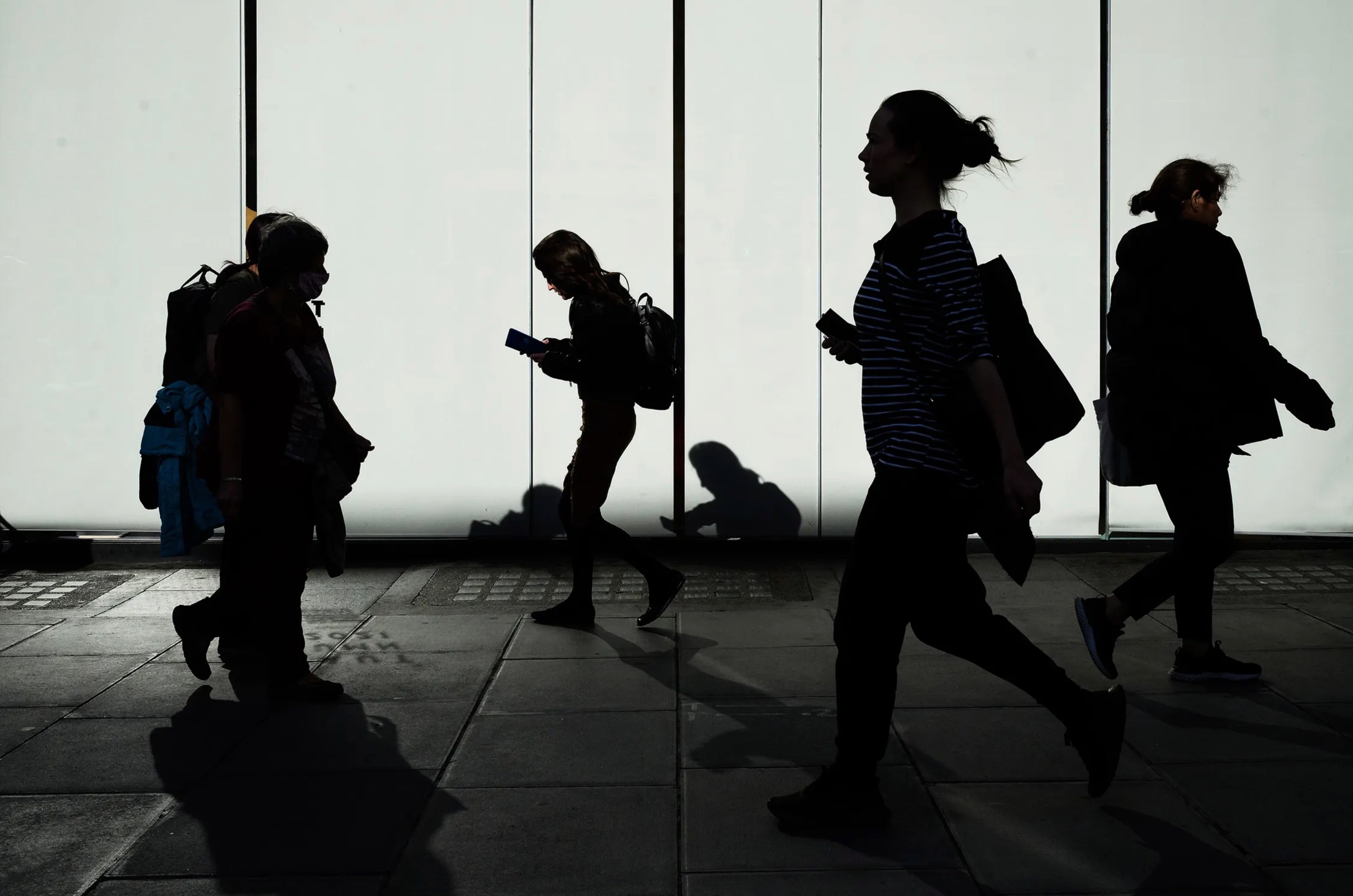 Cong ty tang tien cho ung vien tuyen dung hinh anh