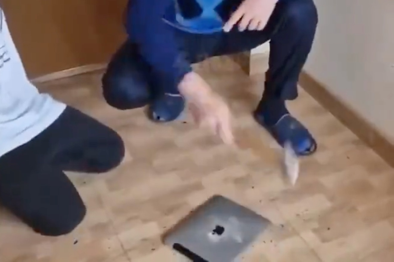 Nguoi dan ong Nga dap iPad de phan ung My hinh anh