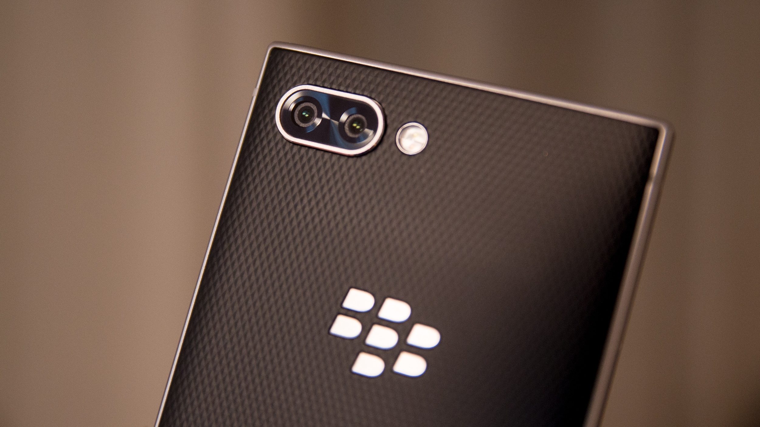 Hay ngung hoi sinh BlackBerry, Nokia hinh anh