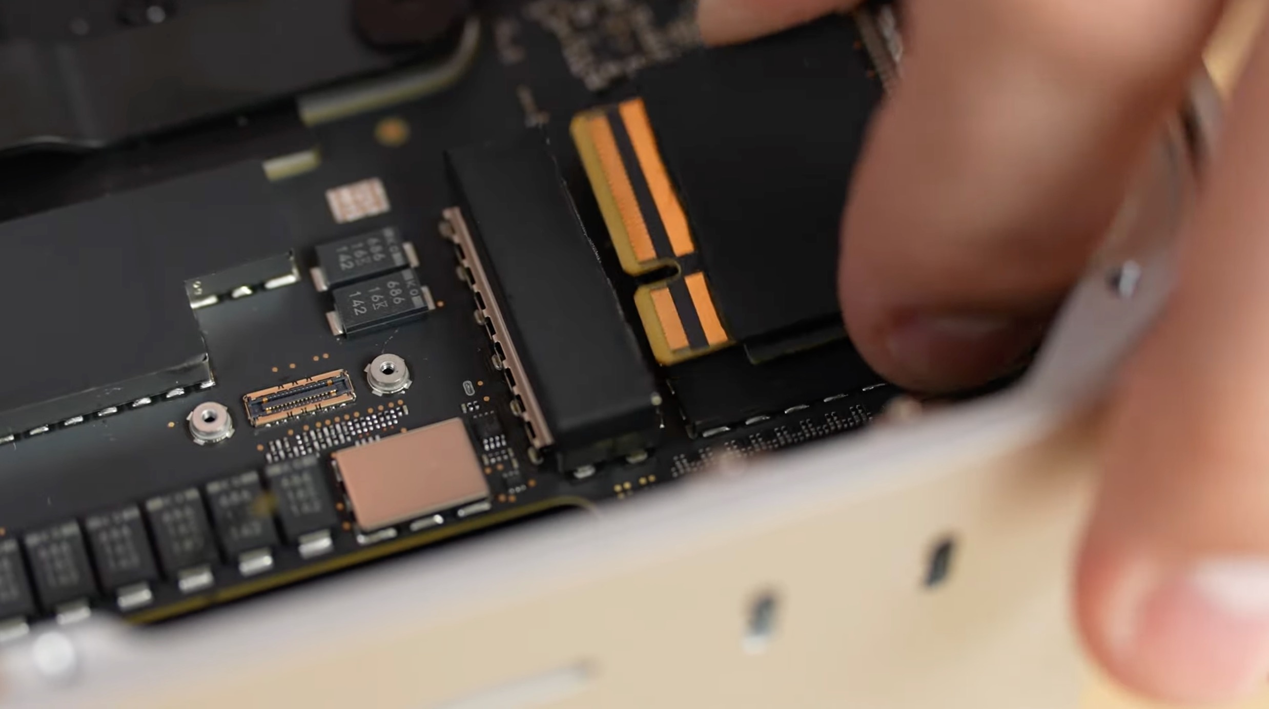 Chip M1 Ultra cua Mac Studio lon co nao? anh 3