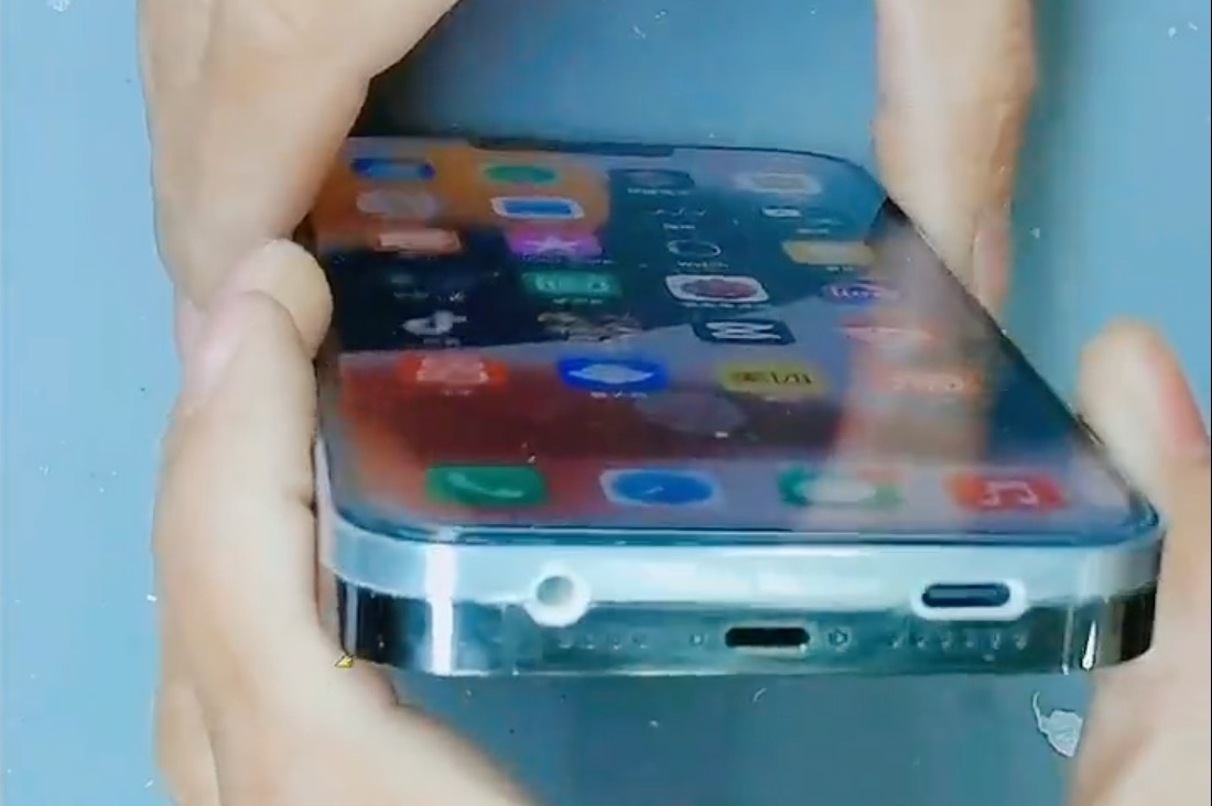 iPhone 13 Pro Max duoc 'do' cong tai nghe, 2 vien pin hinh anh