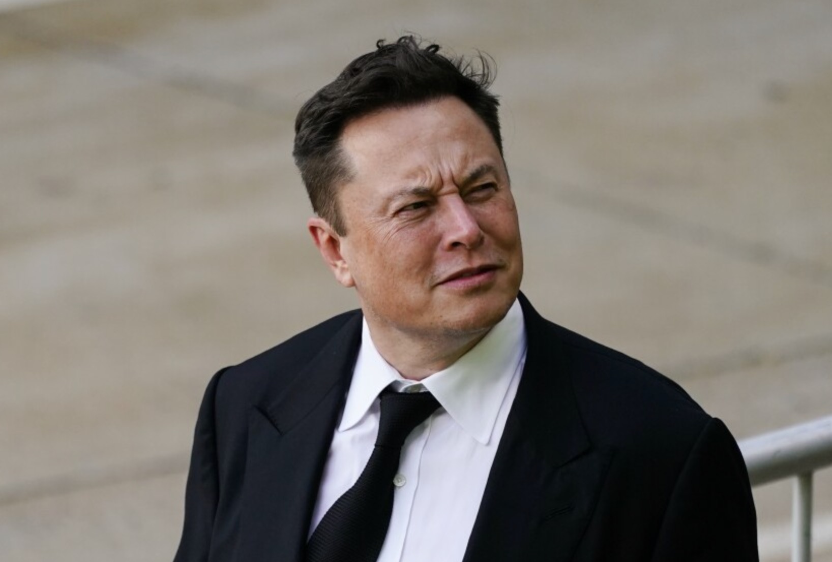 Elon Musk phai ngu nho nha ban hinh anh