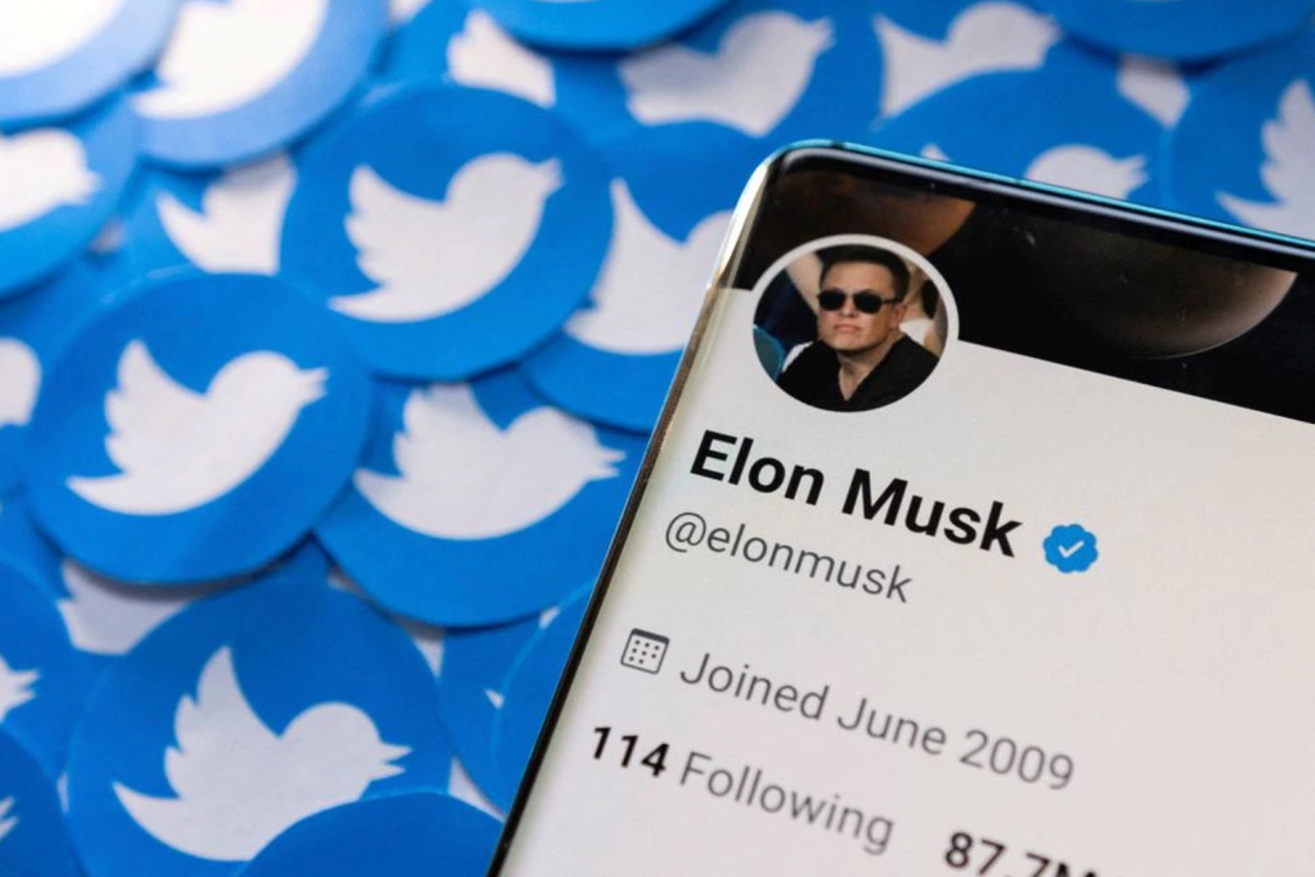 Elon Musk tim cach vay them tien de mua Twitter anh 1