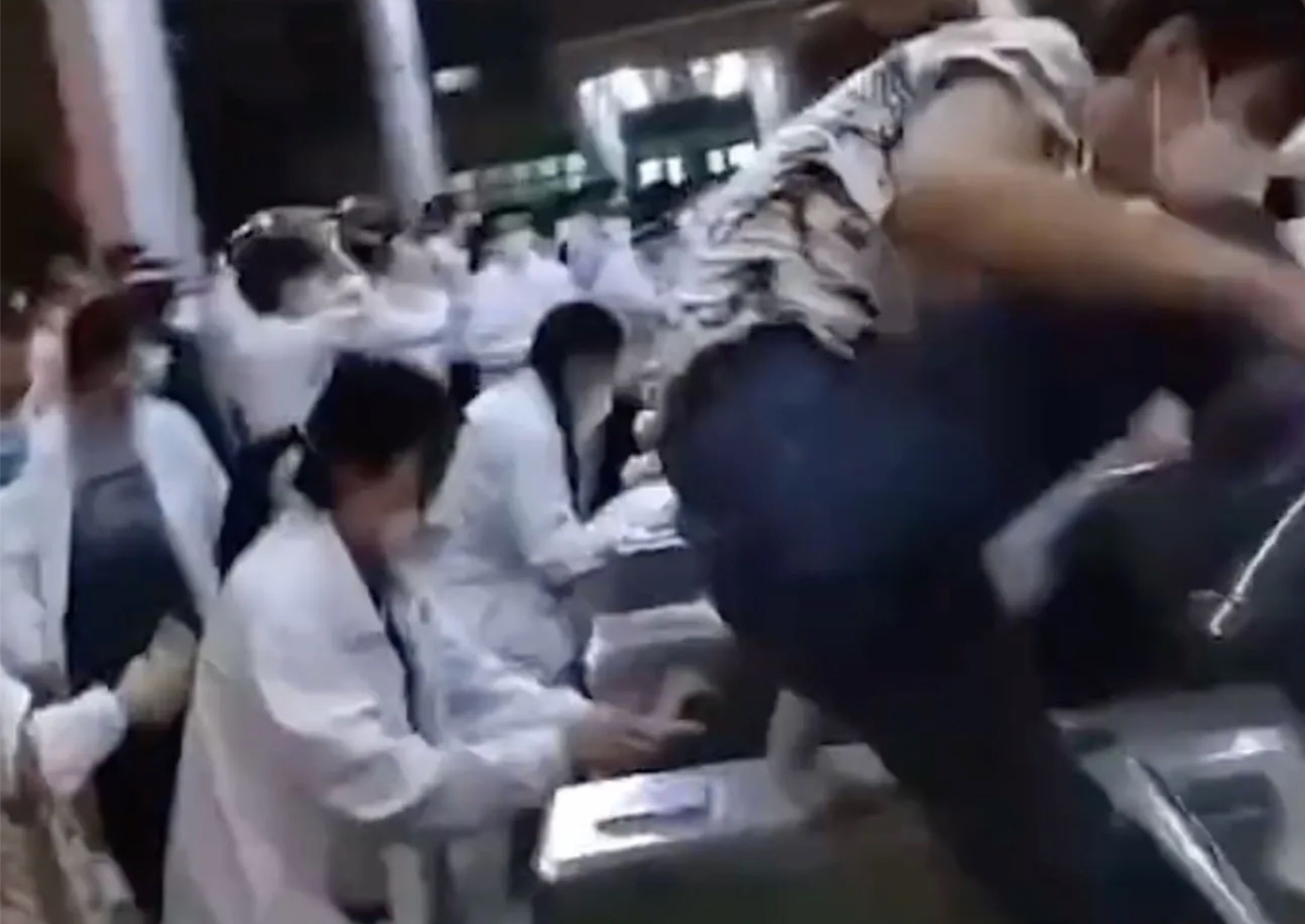 Nha may doi tac Apple nao loan, hang co the ve cham vai thang hinh anh