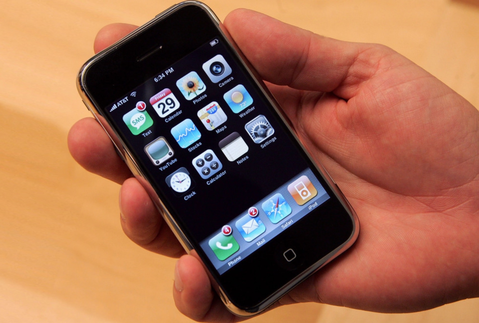 Steve Jobs tung muon iPhone khong co khe SIM hinh anh