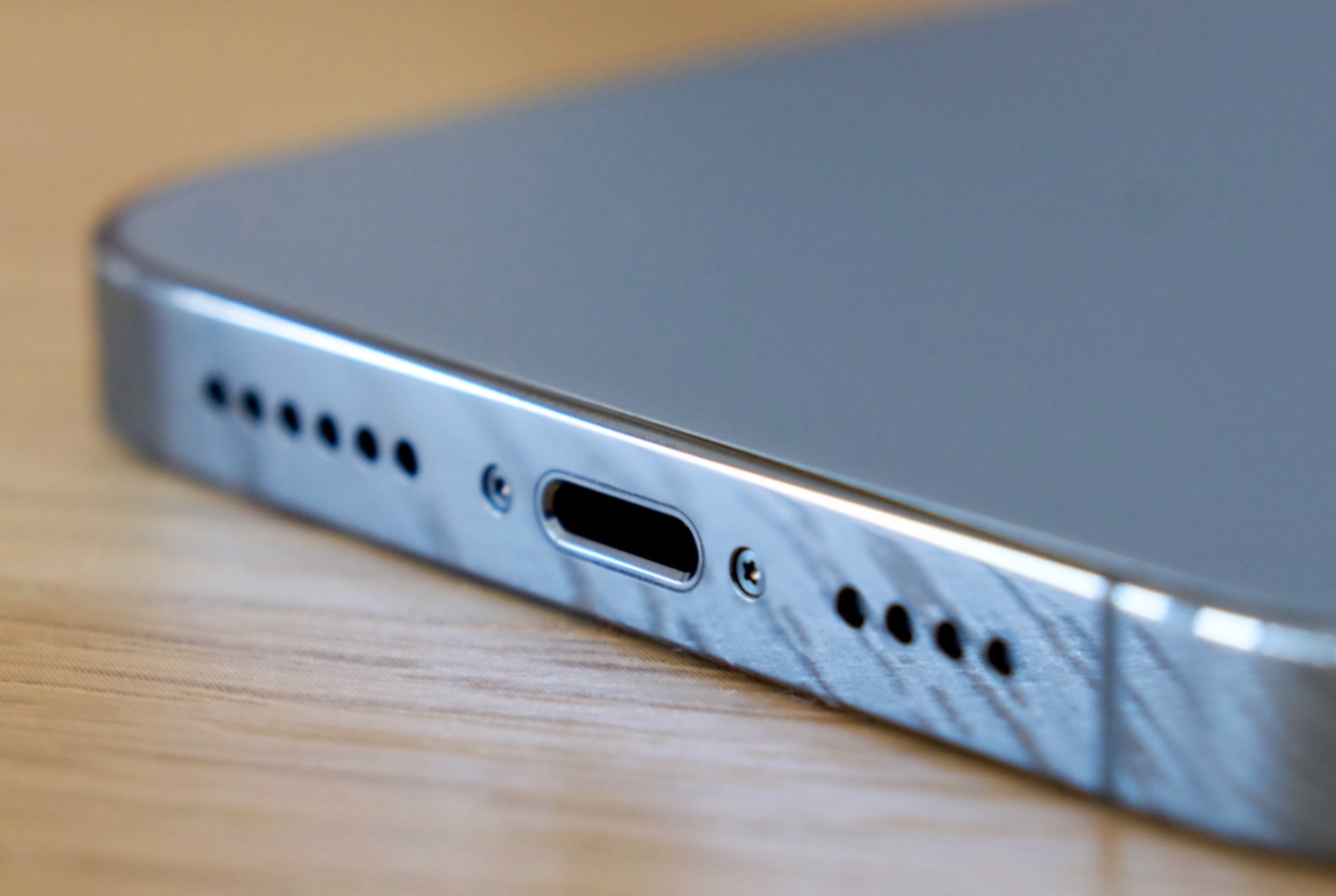 Apple thu bo cong Lightning tren iPhone hinh anh