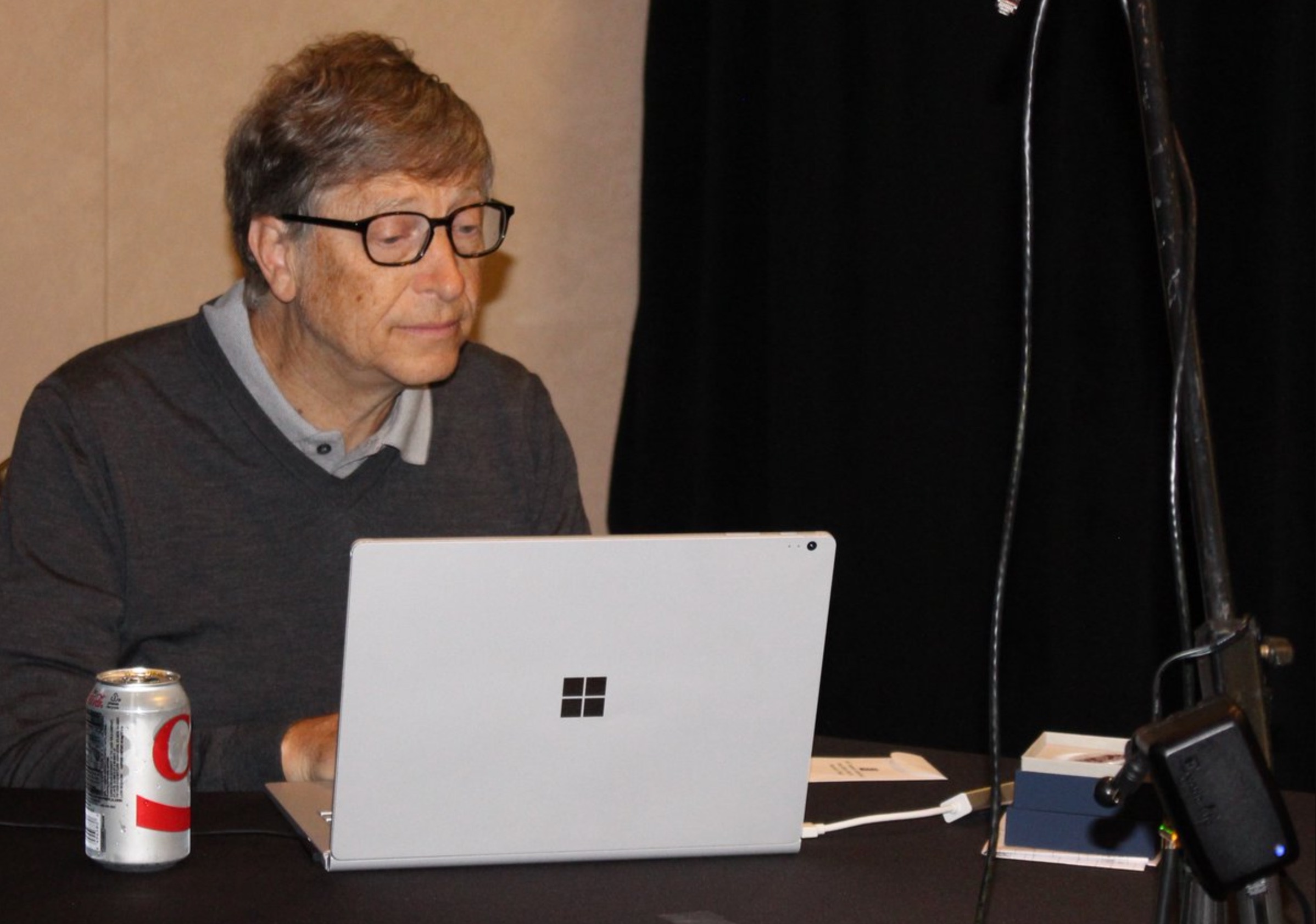 Bill Gates dang dung dien thoai gi? hinh anh