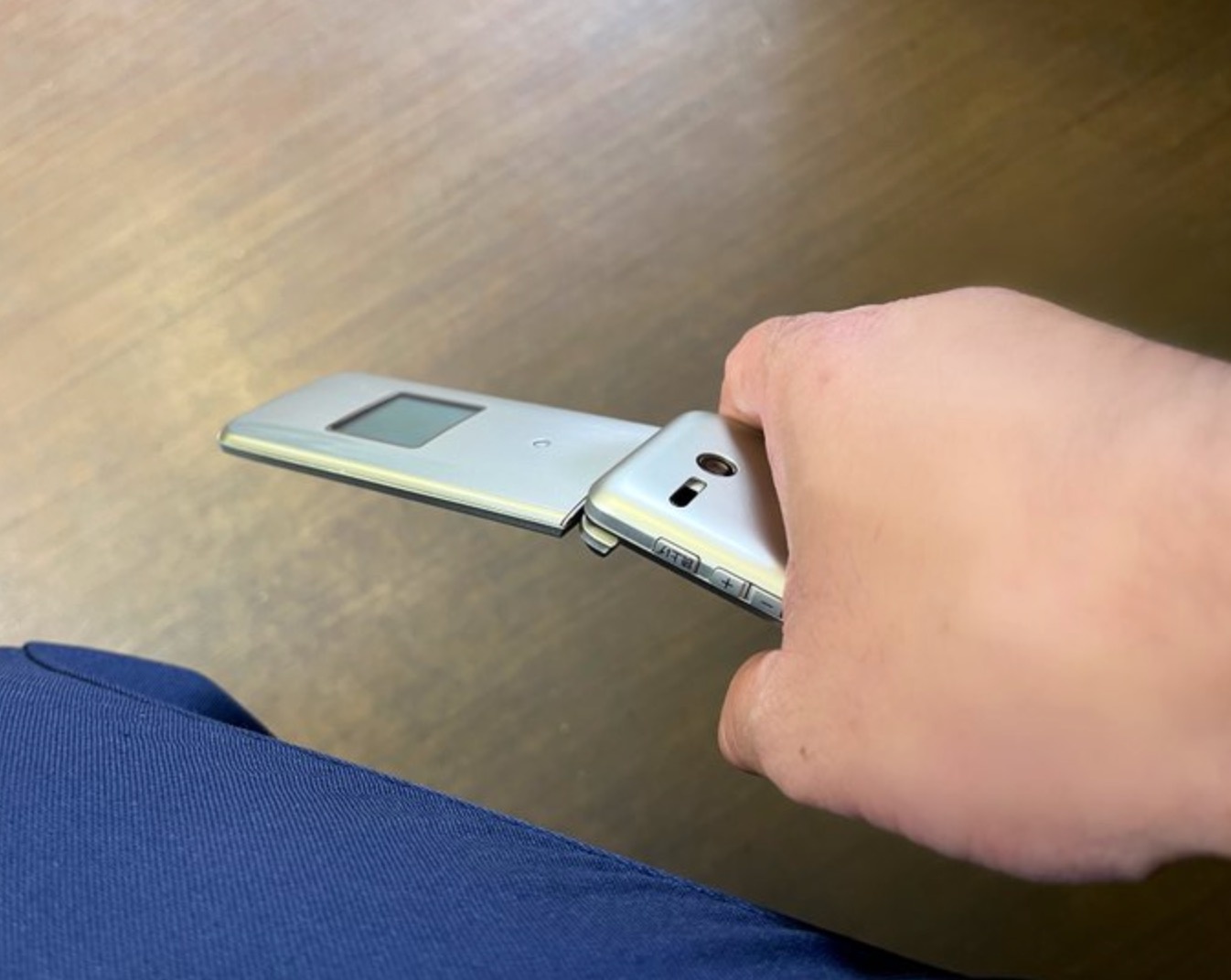 Goi canh sat vi nham dien thoai nap gap thanh con dao anh 1