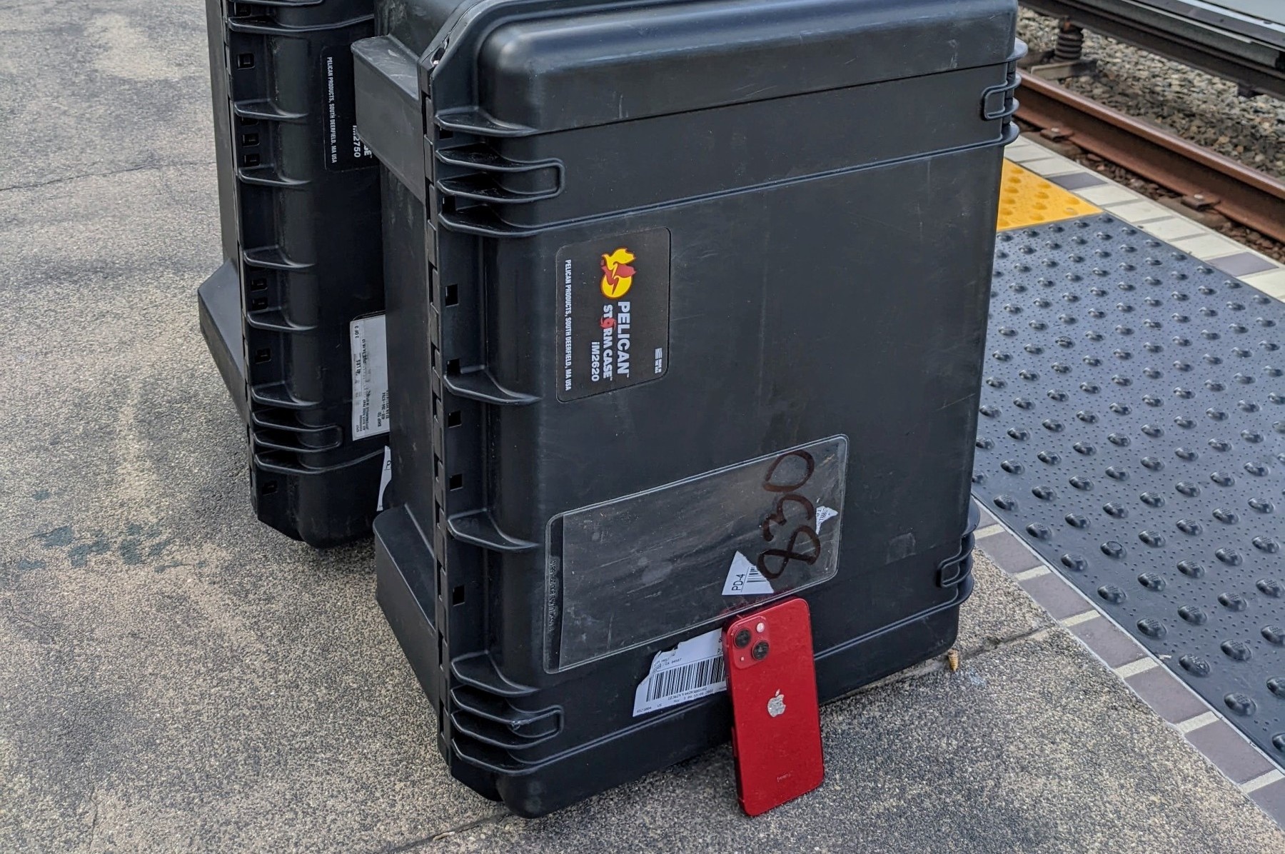 Apple gui 2 chiec vali nang 35 kg cho nguoi dung thay pin iPhone hinh anh