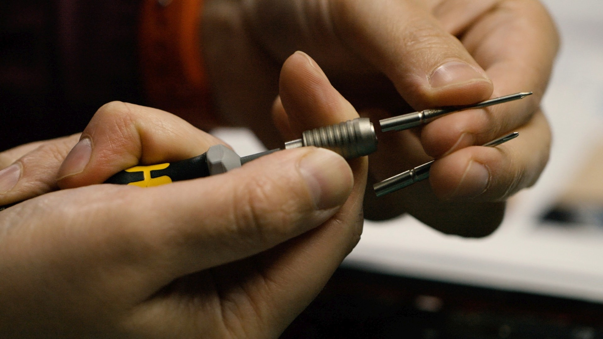 Bo dung cu nang 35 kg de thay pin iPhone anh 7