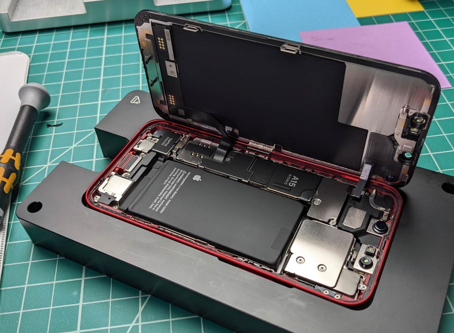 Bo dung cu nang 35 kg de thay pin iPhone anh 12