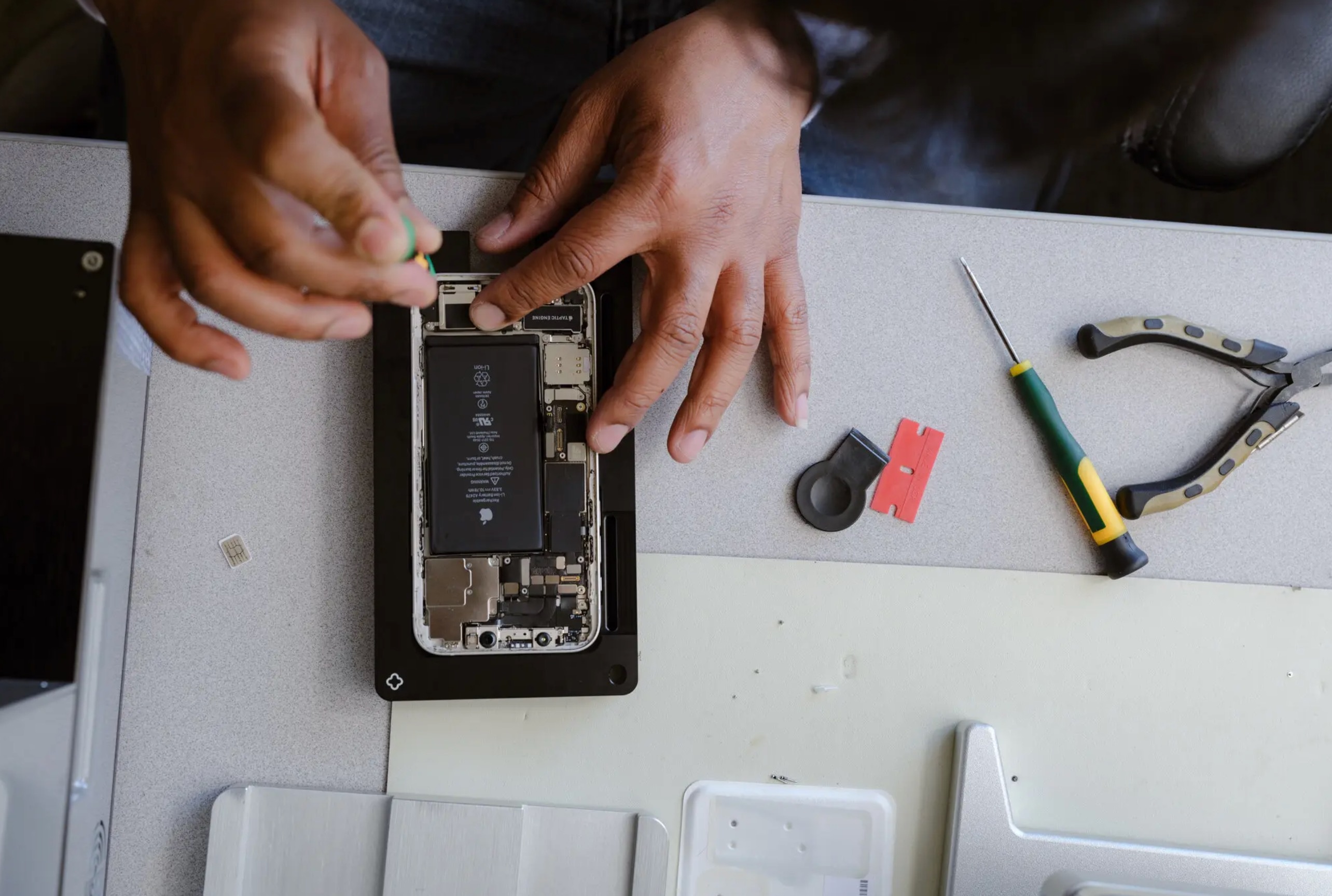 Kho so khi tu thay pin cho iPhone hinh anh