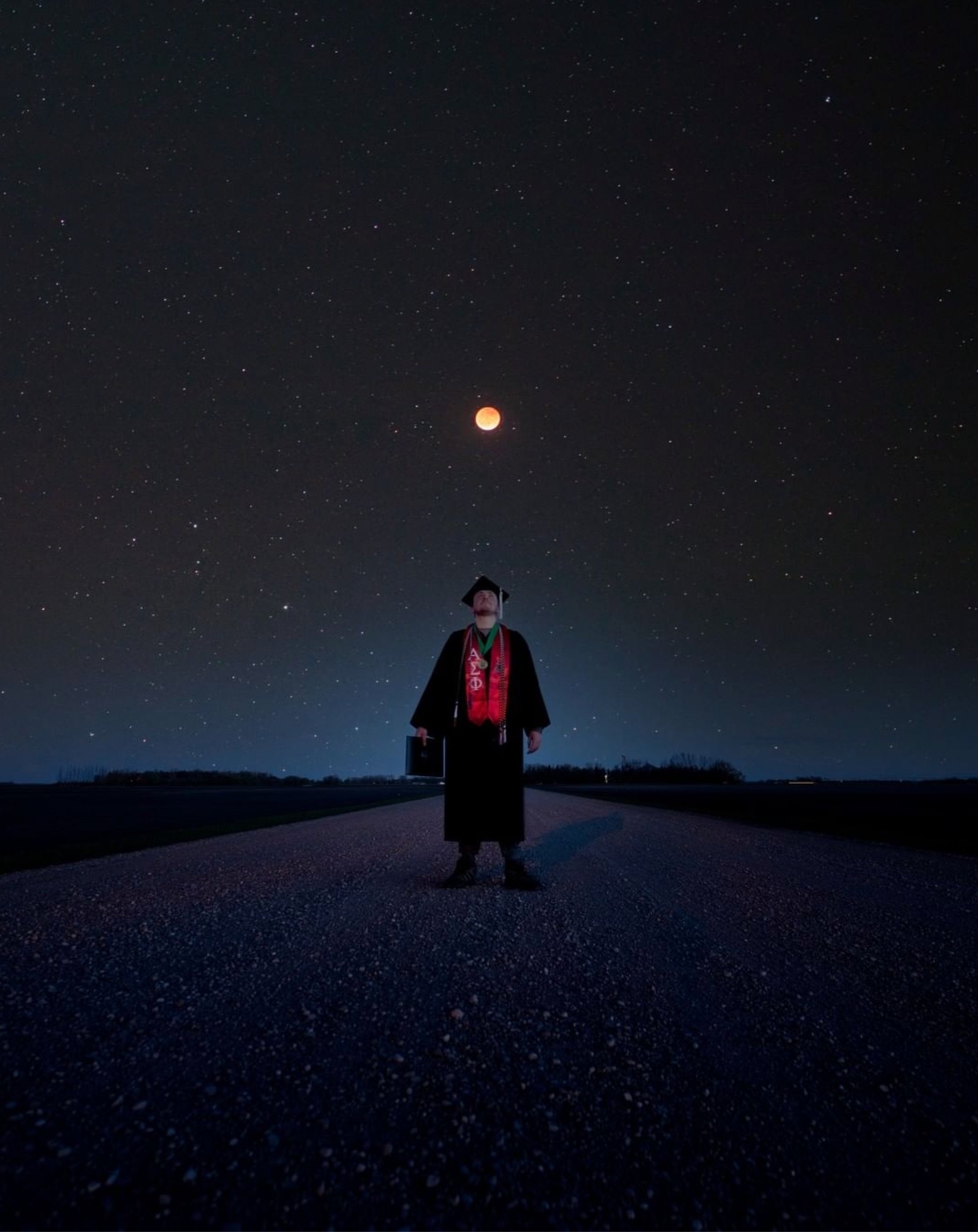 Chang sinh vien chup anh tot nghiep cung nguyet thuc anh 2