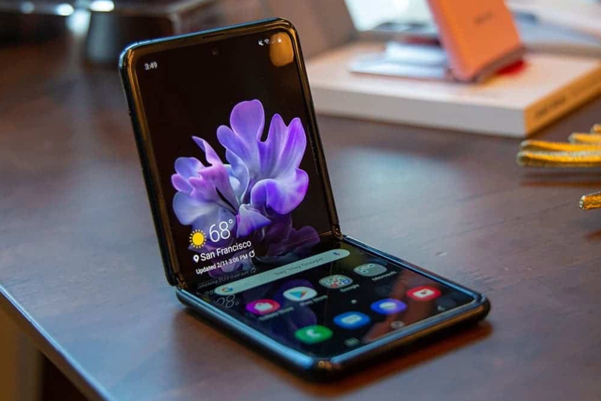 Samsung sap co smartphone man hinh gap gia re hinh anh