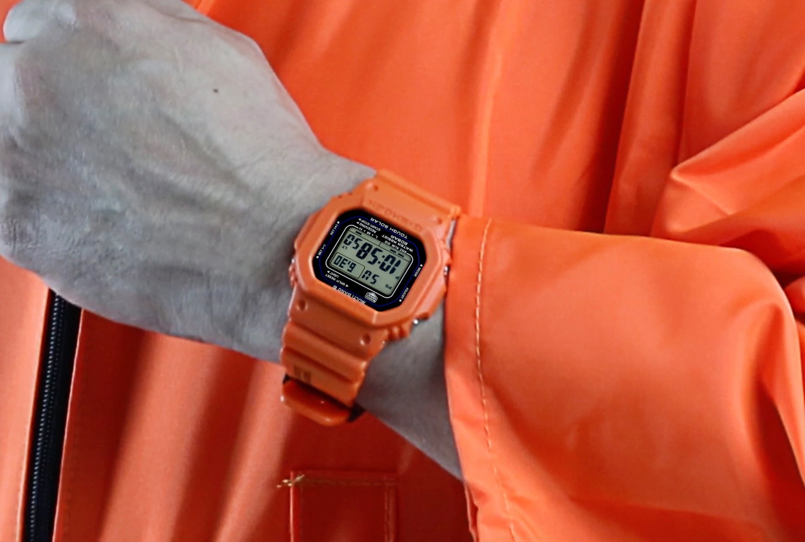 Mau dong ho G-Shock lay cam hung tu trang phuc phi hanh gia hinh anh