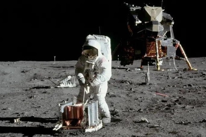 Hinh anh it nguoi biet ve su menh chinh phuc Mat Trang hinh anh