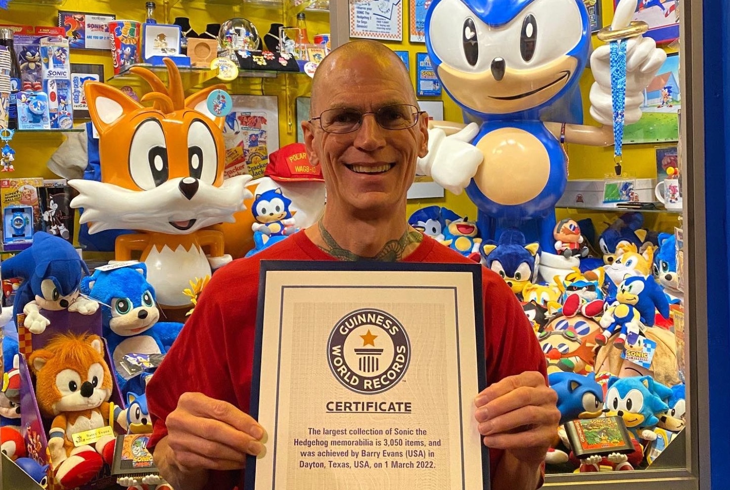 Lap ky luc Guiness vi so huu 3.050 vat pham nhim Sonic hinh anh