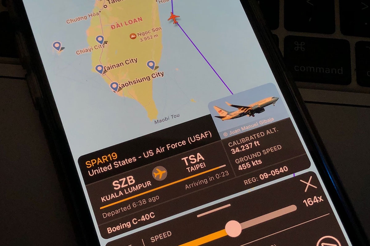 Vi sao ca the gioi co the theo doi chuyen bay cua ba Pelosi hinh anh