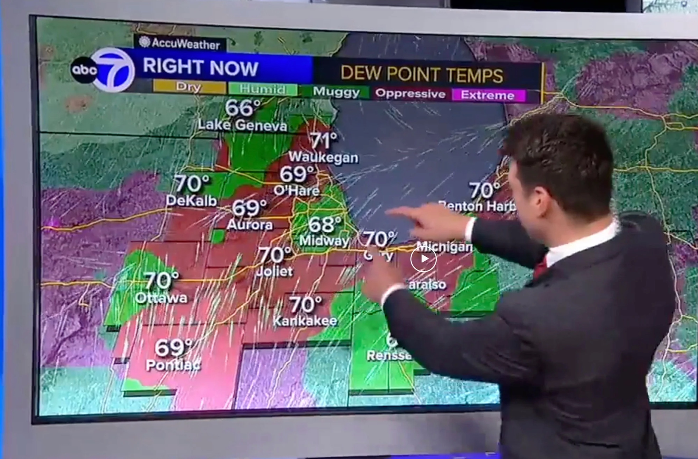 Khoanh khac MC thoi tiet nhan ra man hinh phia sau co cam ung hinh anh
