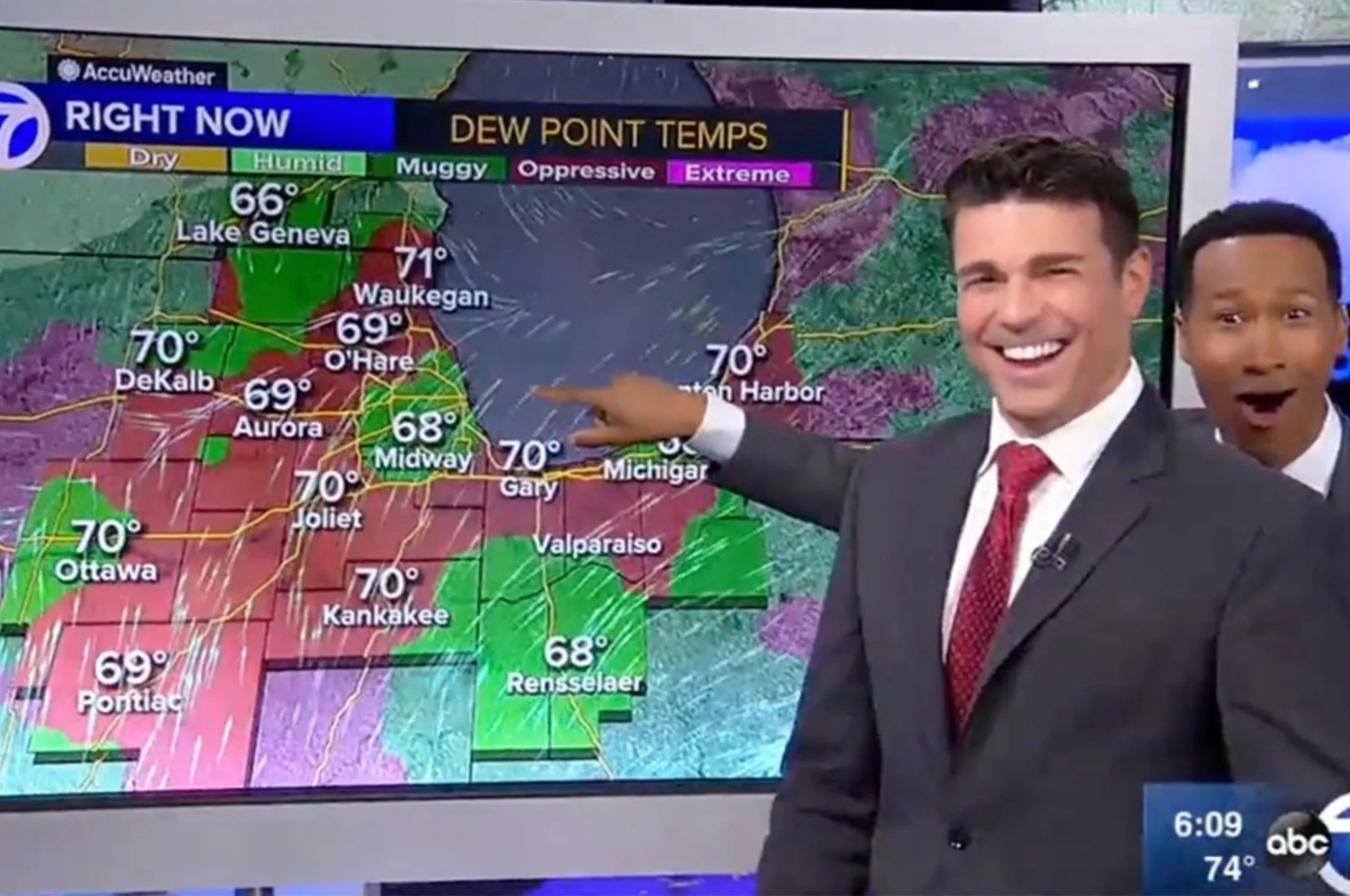 MC thoi tiet ngac nhien khi biet man hinh co cam ung hinh anh