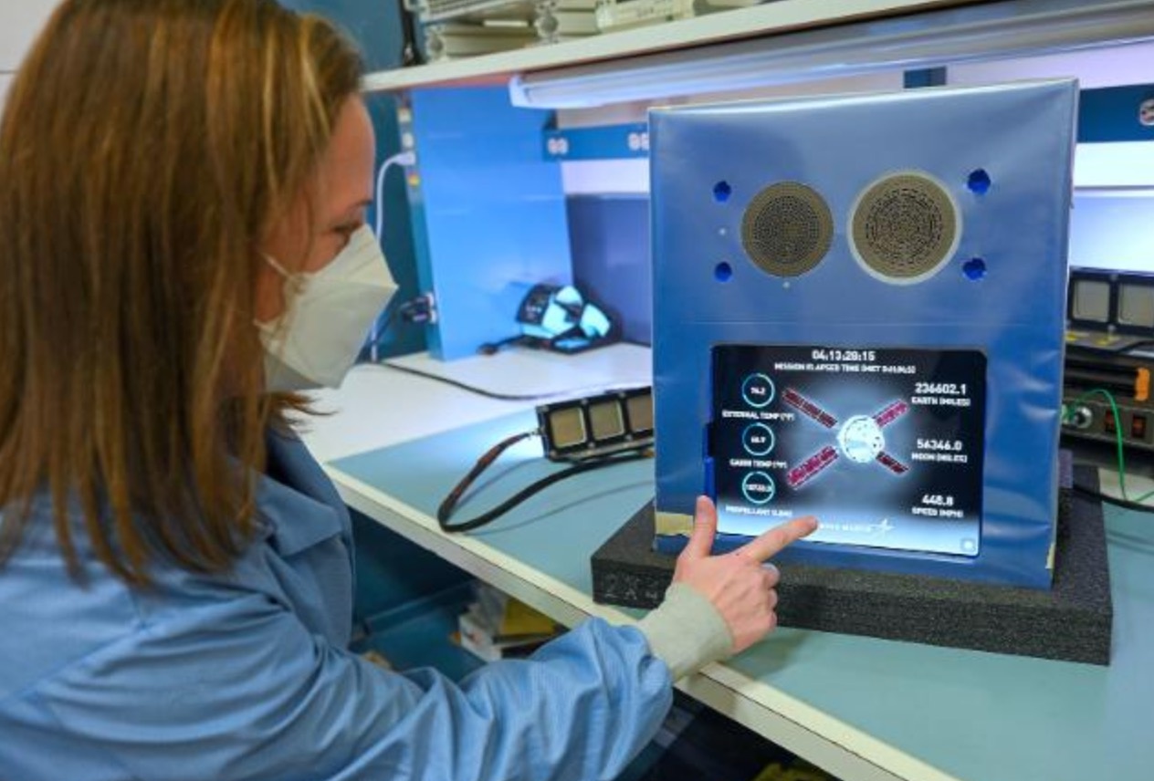 NASA sap gui iPad len quy dao Mat Trang hinh anh