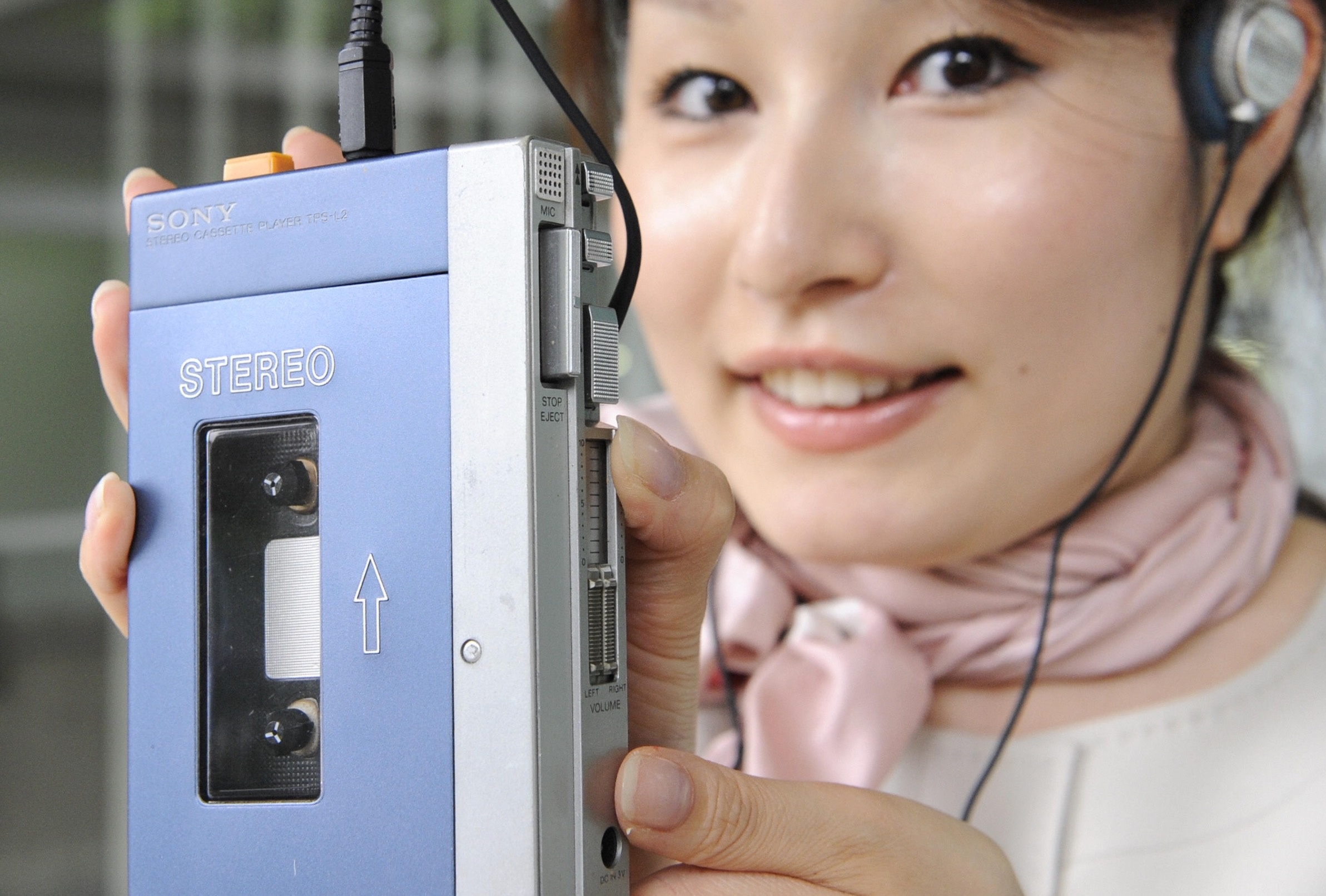 May cassette dang tro lai hinh anh