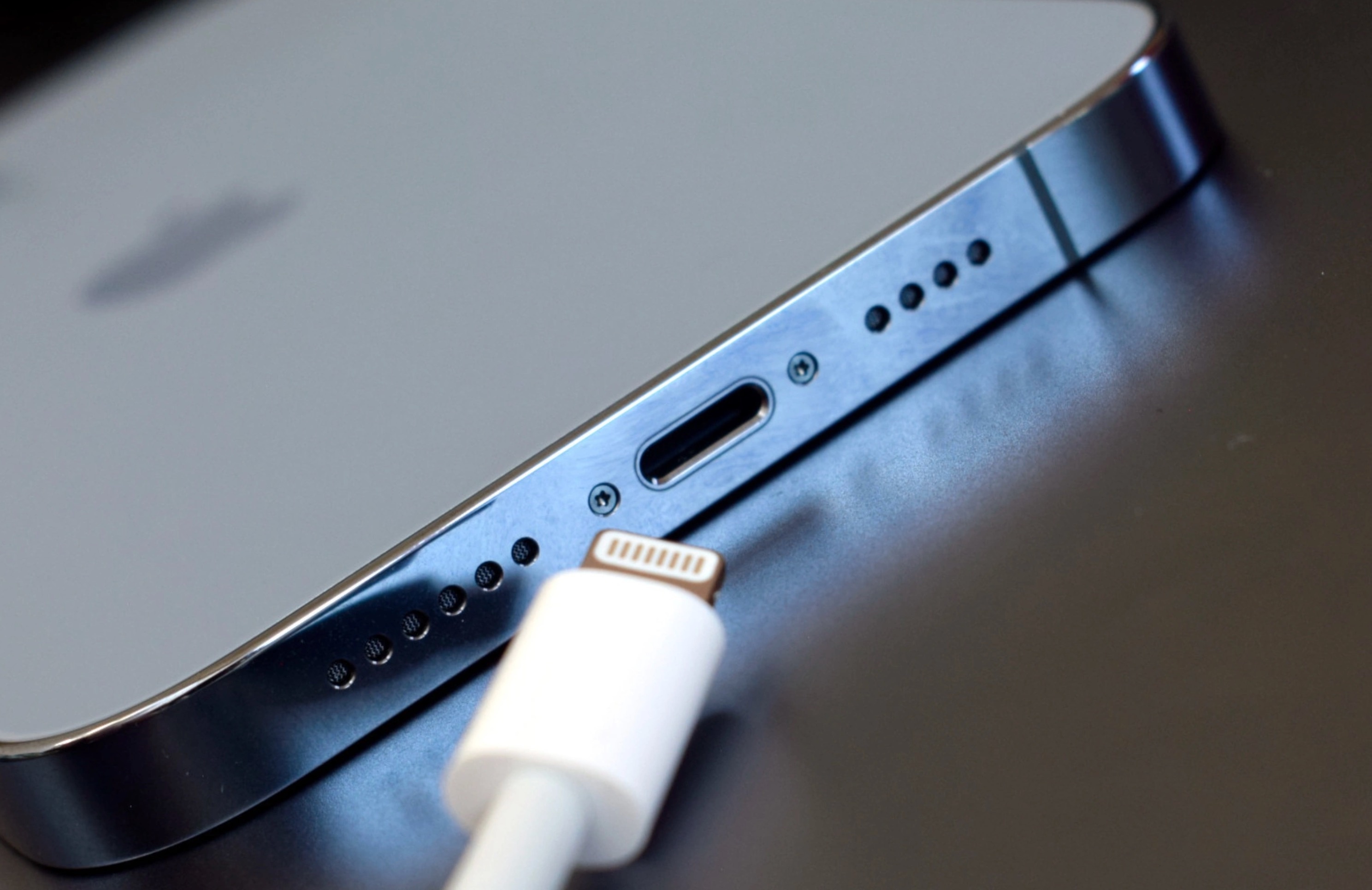 Den luc Apple bo cong Lightning hinh anh