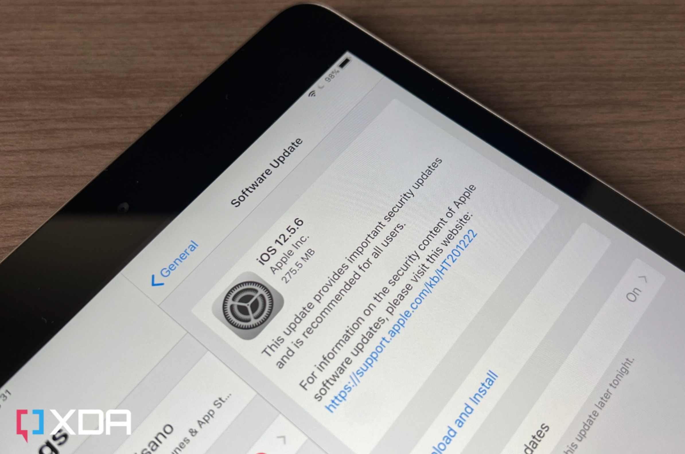 Apple phat hanh iOS 12.5.6 anh 1