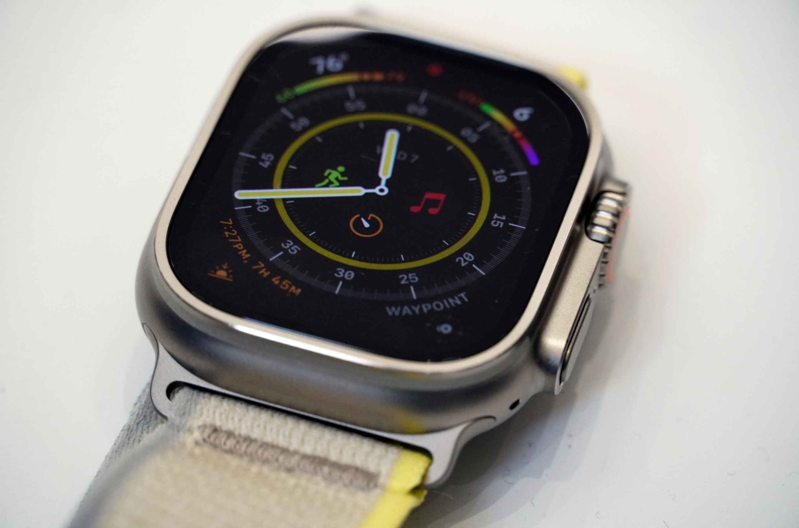 Tren tay Apple Watch Ultra anh 1