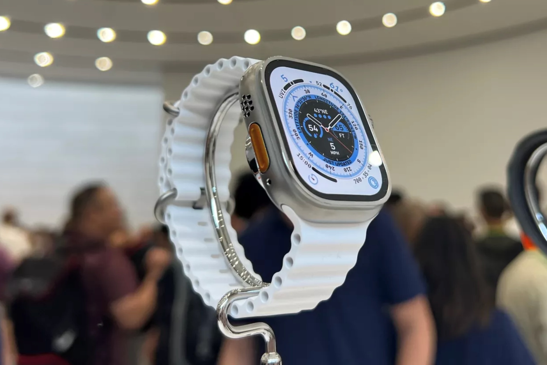 Can canh Apple Watch moi dat ngang iPhone hinh anh