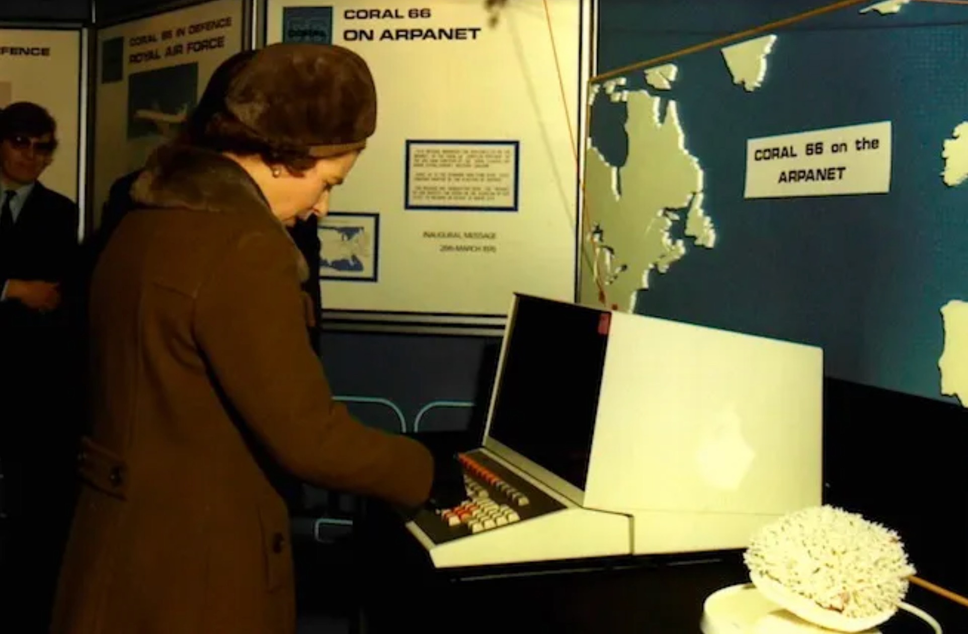 Email dau tien cua co Nu hoang Elizabeth II hinh anh