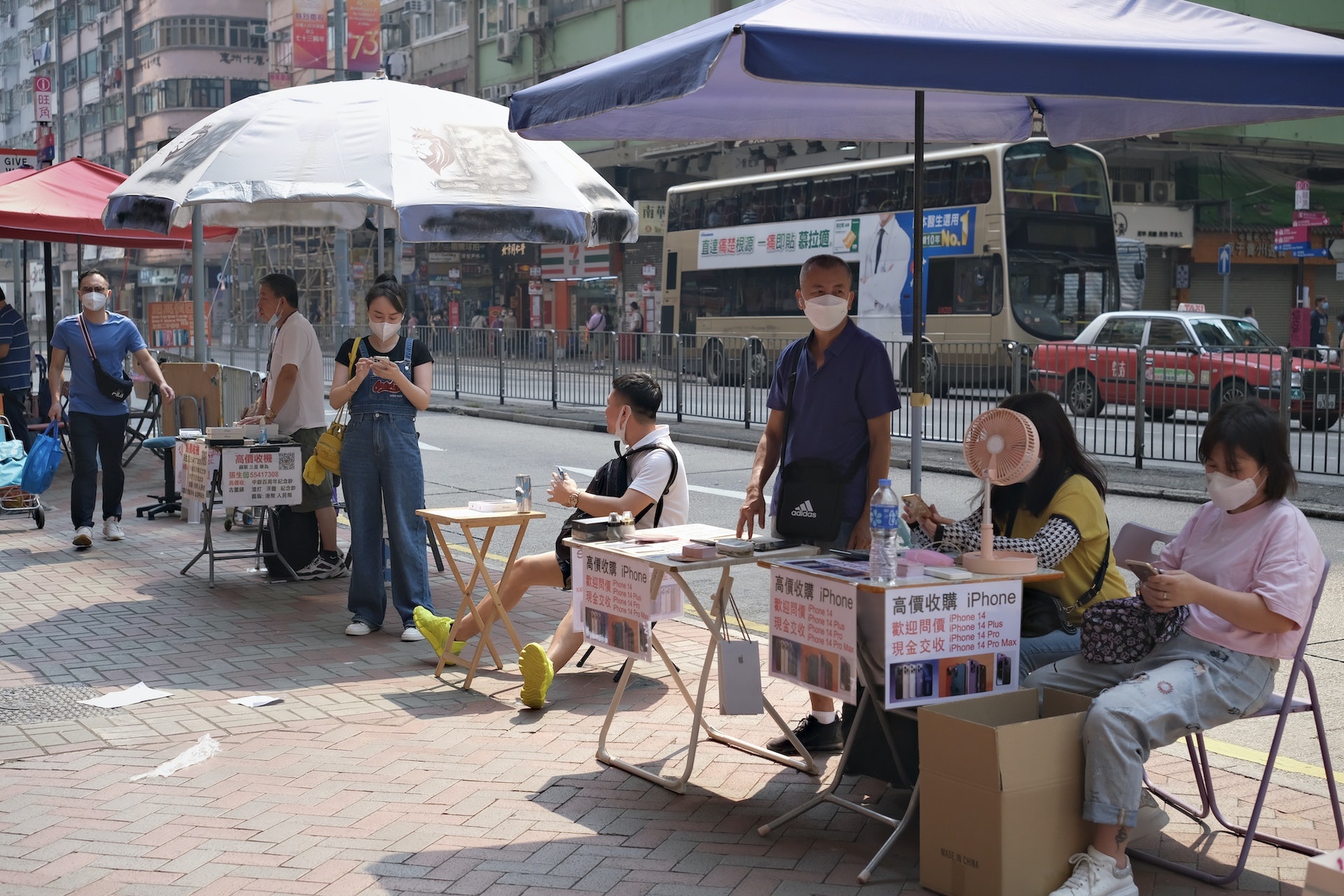 iPhone 14 ban tren le duong Hong Kong, sang tay kiem loi 300 USD hinh anh