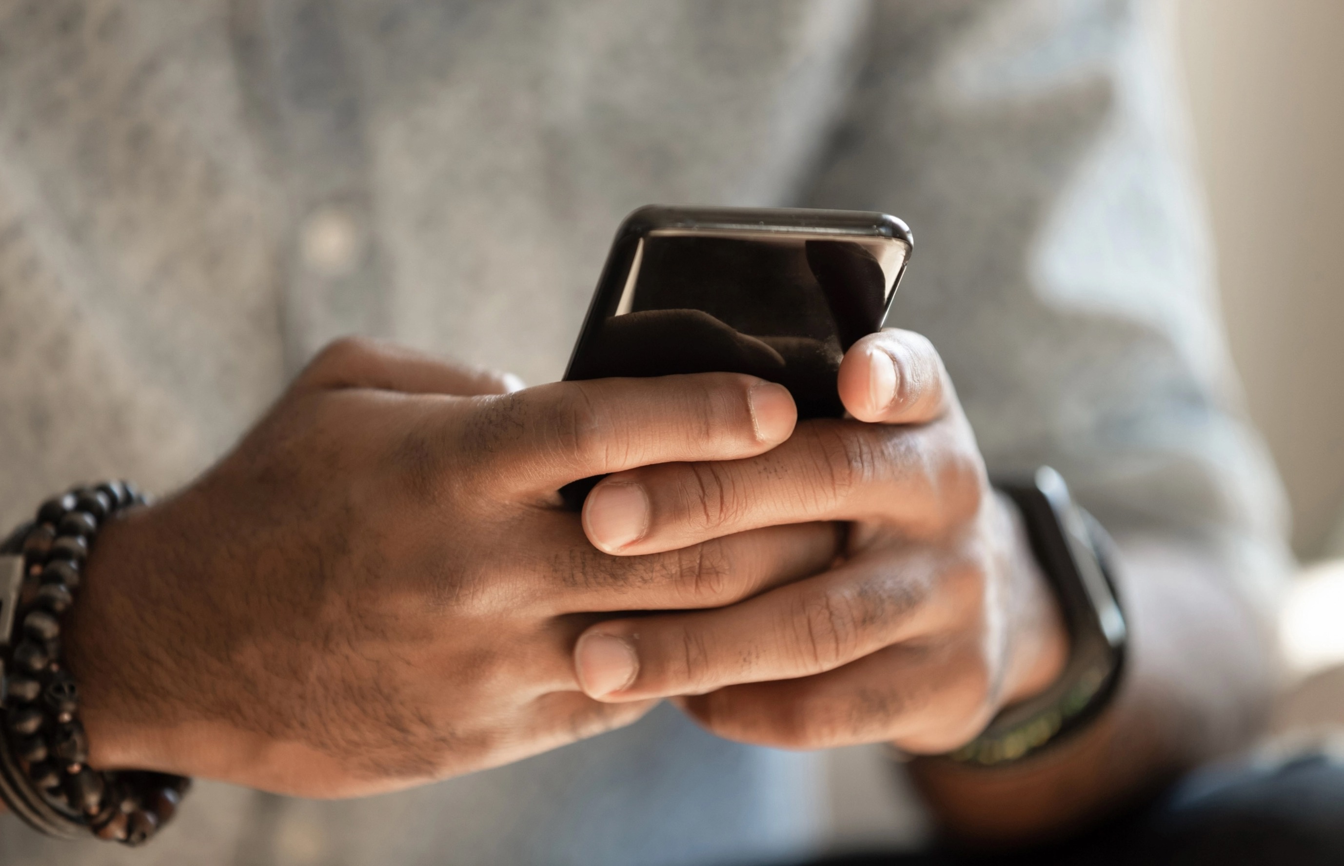 Mat 1,6 trieu USD vi gui tin nhan nham so hinh anh