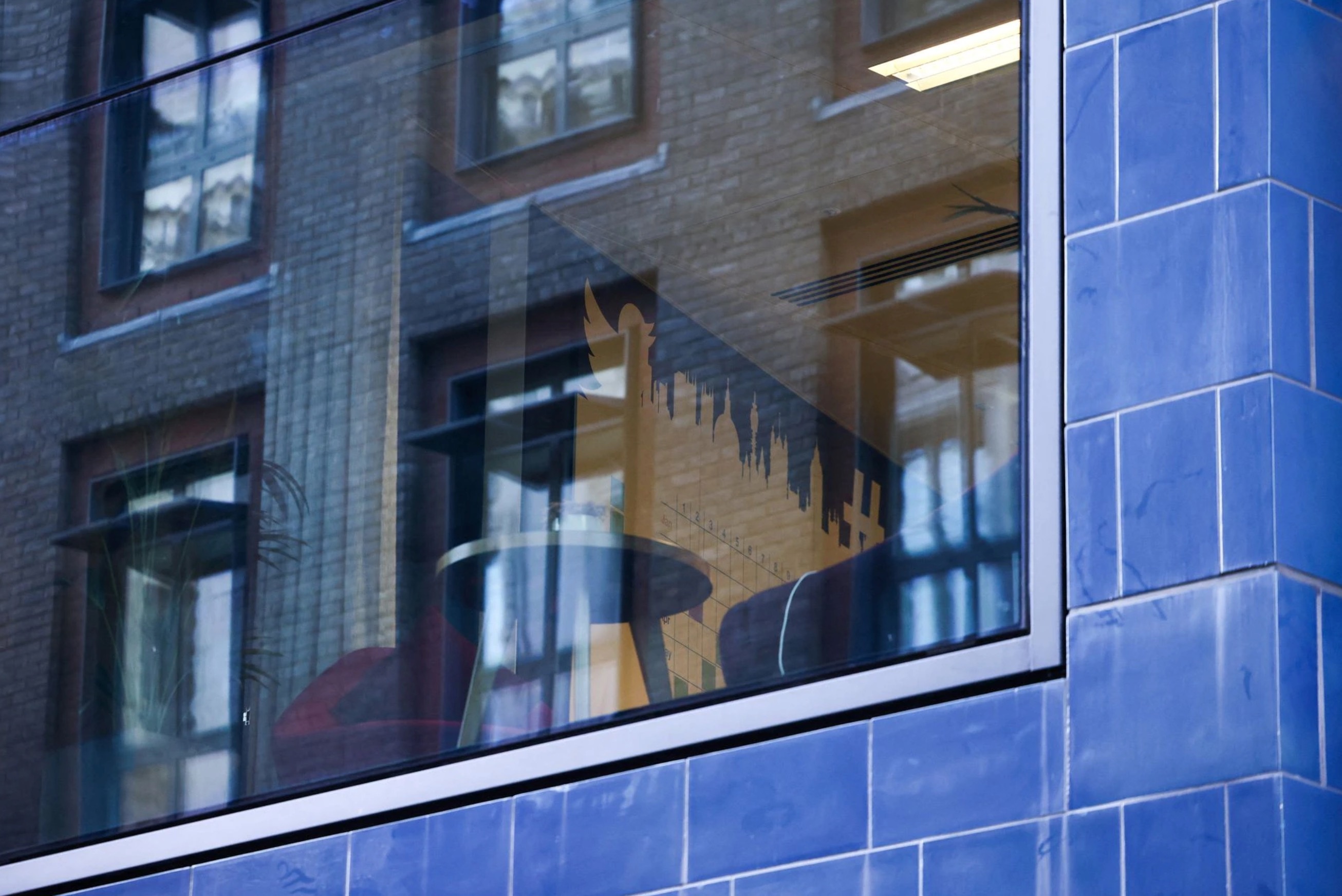 Twitter dong cua van phong anh 1