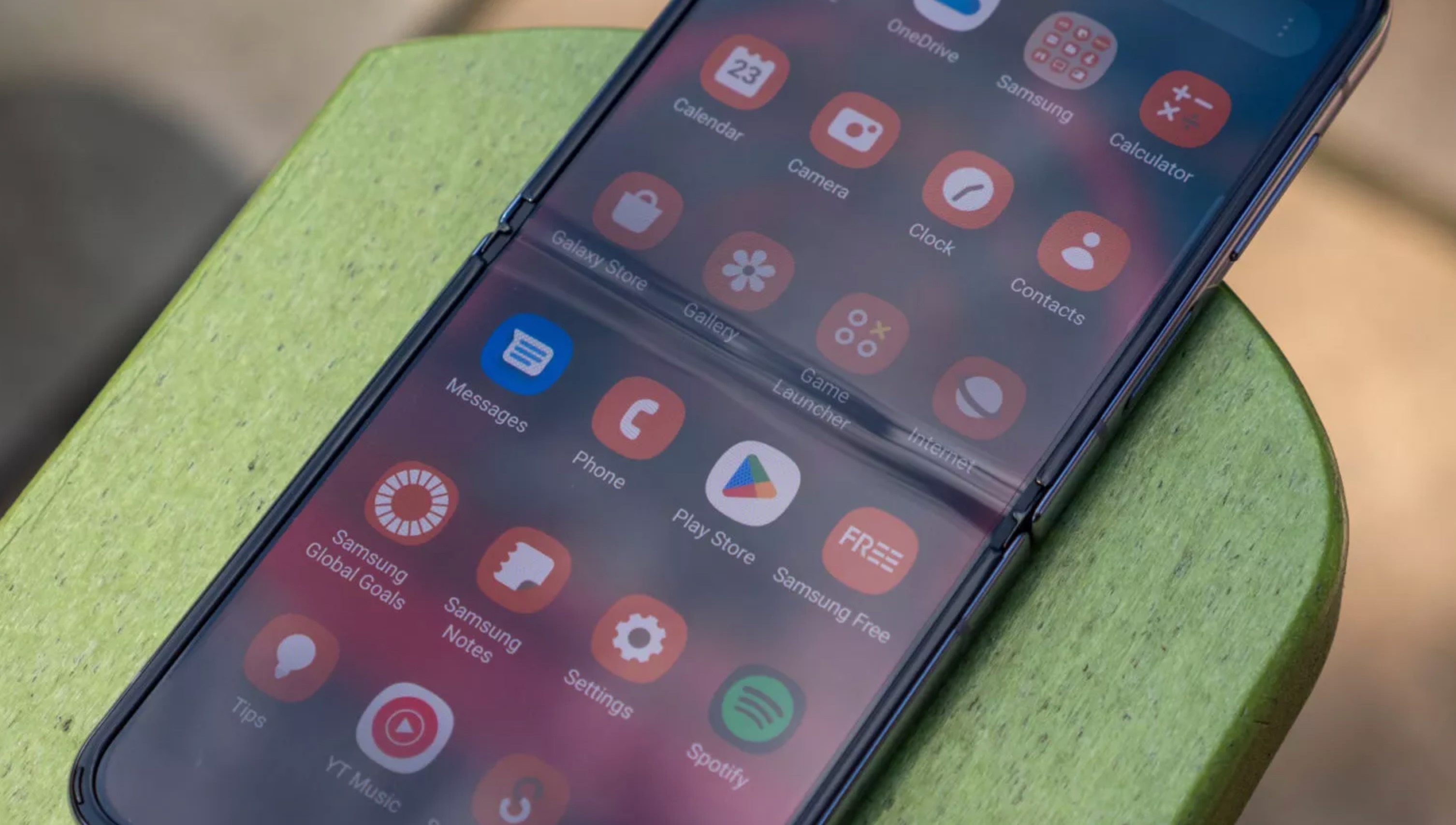 Nhung diem tru cua smartphone man hinh gap hinh anh